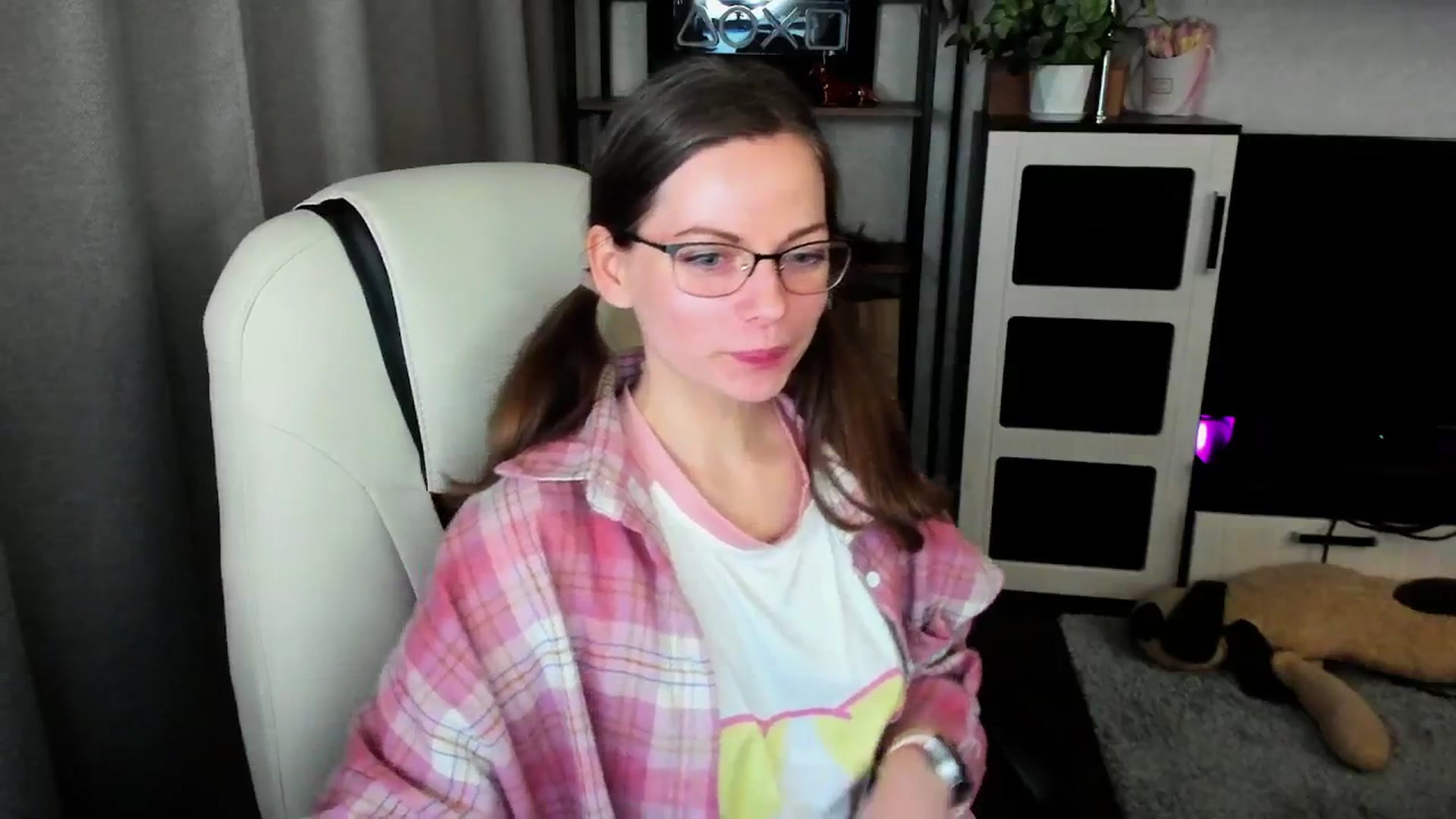 Gallery image thumbnail from MewTwo's myfreecams stream on, 04/21/2026, 22:26 image 8 of 20