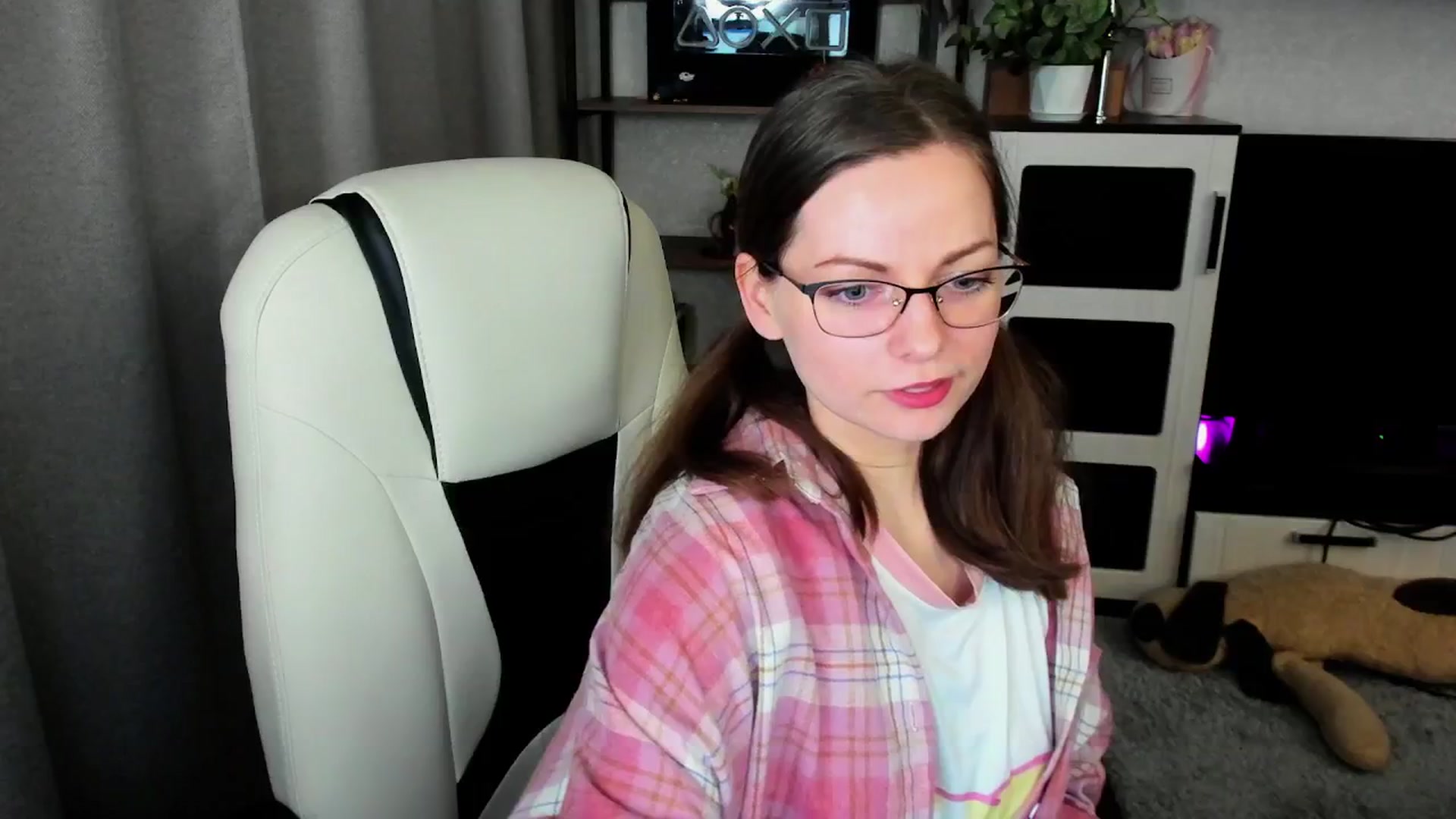 Gallery image thumbnail from MewTwo's myfreecams stream on, 04/21/2026, 22:26 image 2 of 20