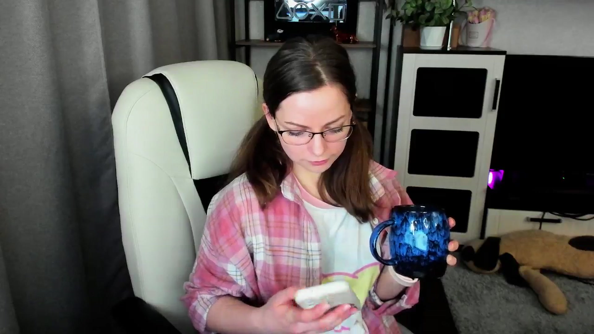 Gallery image thumbnail from MewTwo's myfreecams stream on, 04/21/2026, 22:26 image 15 of 20