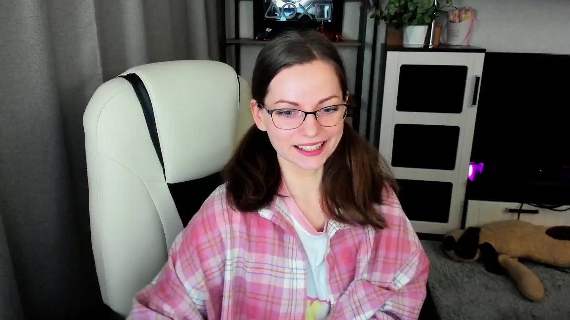 Gallery image thumbnail from MewTwo's myfreecams stream on, 04/21/2026, 22:26 image 3 of 20