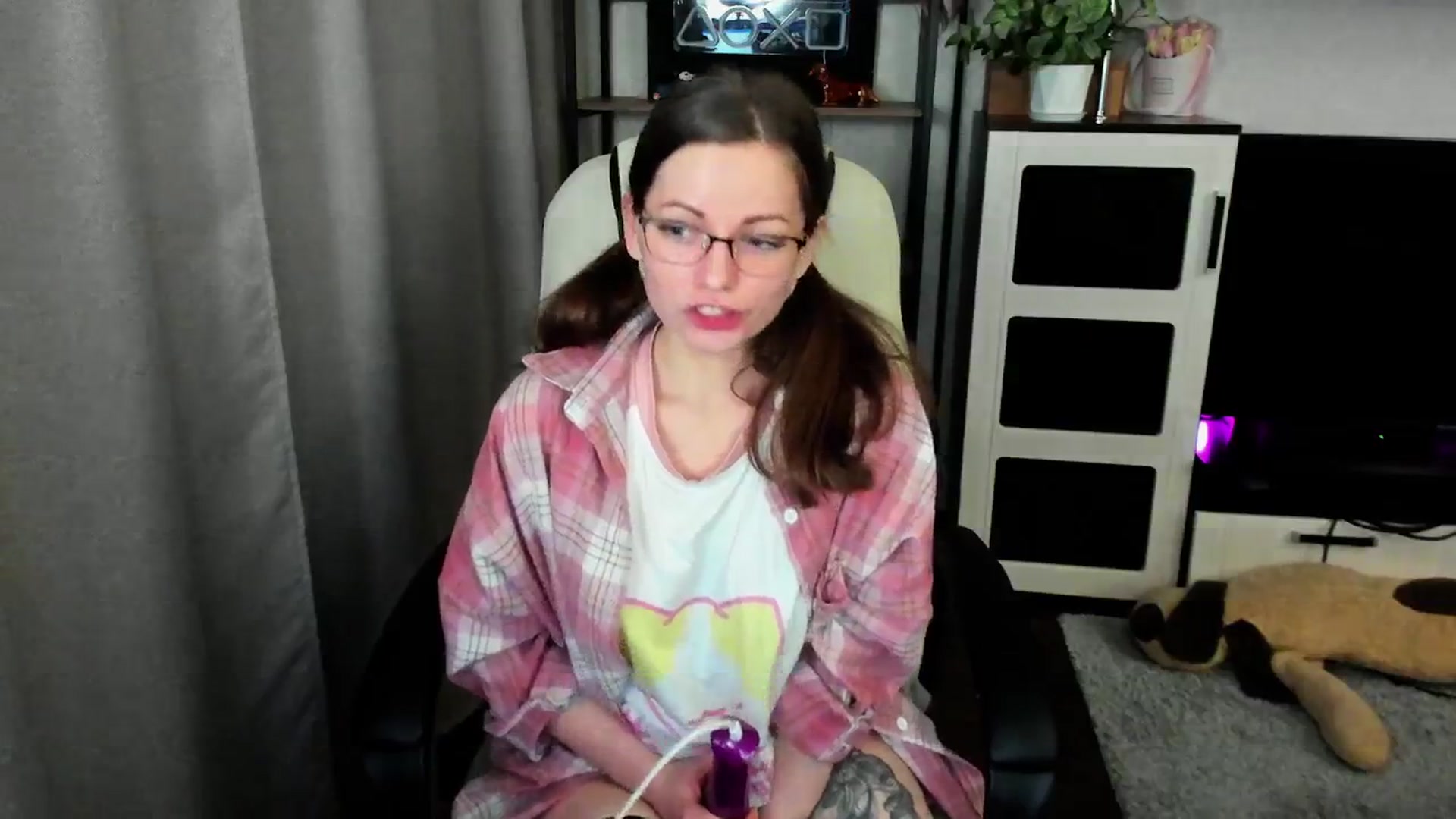 Gallery image thumbnail from MewTwo's myfreecams stream on, 04/21/2026, 22:26 image 9 of 20