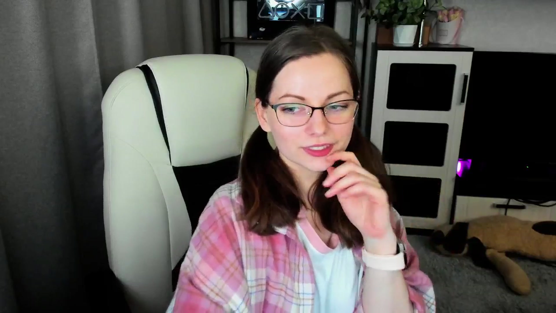 Gallery image thumbnail from MewTwo's myfreecams stream on, 04/21/2026, 22:26 image 10 of 20