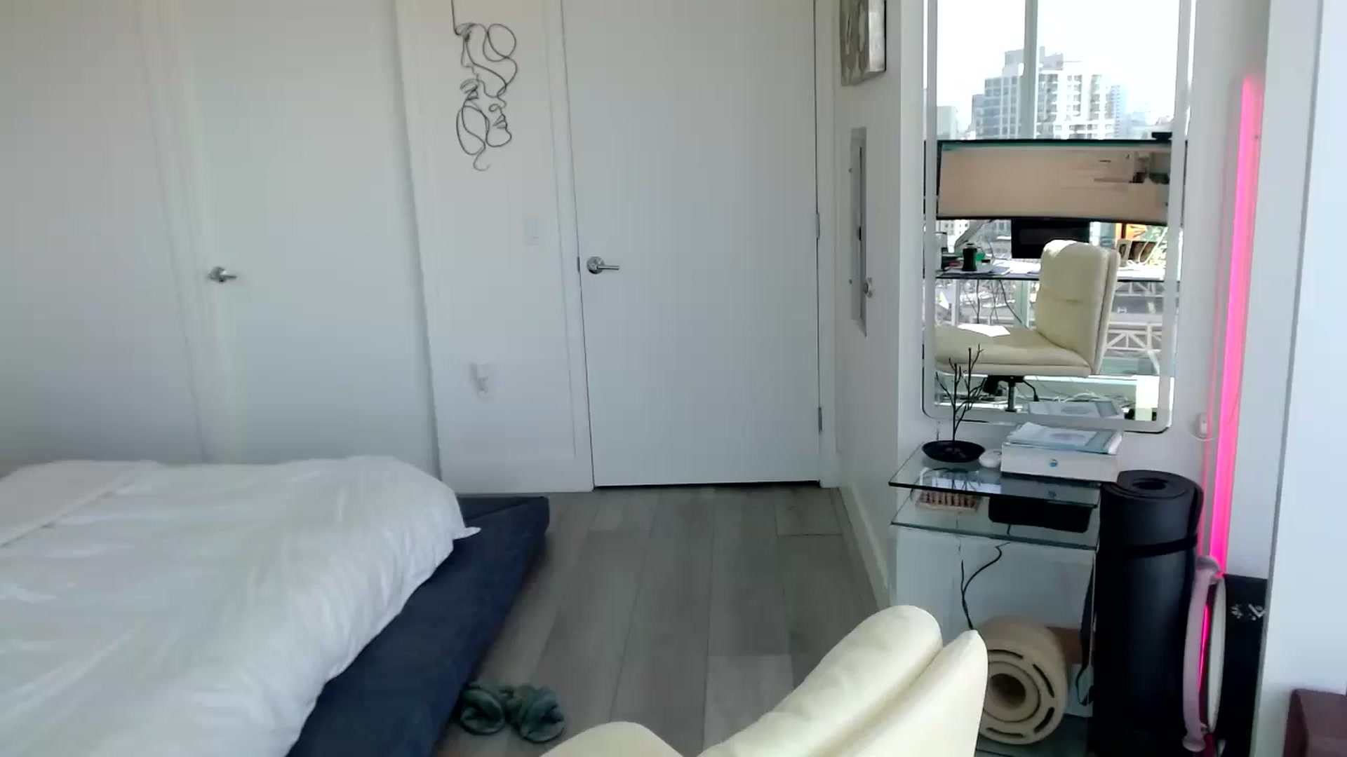 Gallery image thumbnail from MiNNiE_B00M's myfreecams stream on, 04/22/2025, 21:47 image 14 of 20