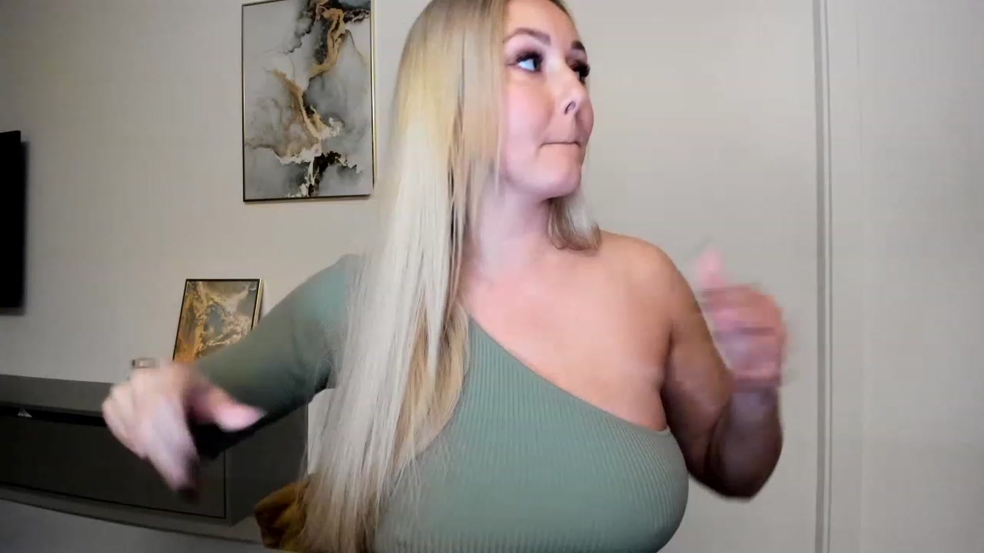Gallery image thumbnail from Mi_Ha's myfreecams stream on, 11/16/2022, 16:56 image 10 of 20
