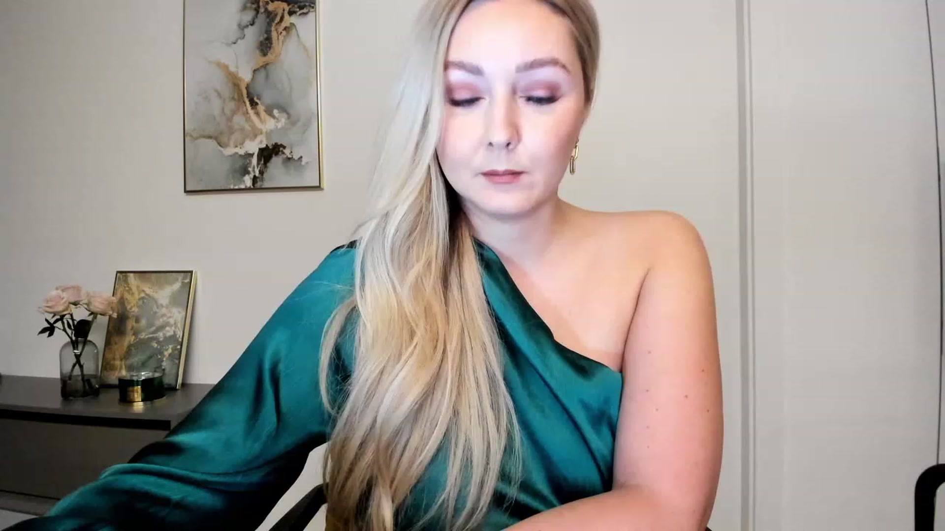 Gallery image thumbnail from Mi_Ha's myfreecams stream on, 11/21/2022, 14:48 image 10 of 20