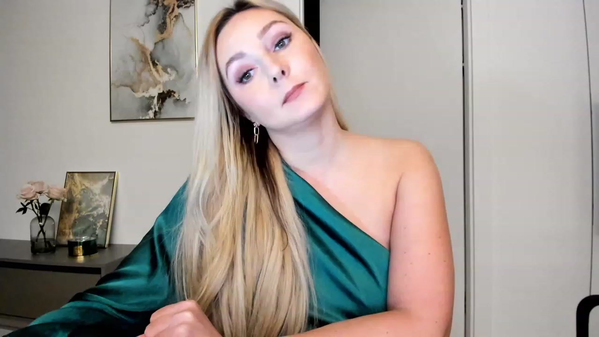 Gallery image thumbnail from Mi_Ha's myfreecams stream on, 11/21/2022, 14:48 image 5 of 20