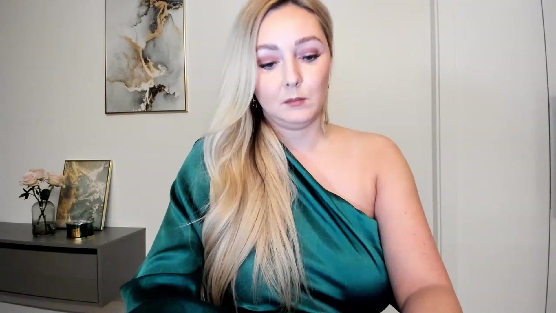 Gallery image thumbnail from Mi_Ha's myfreecams stream on, 11/21/2022, 14:48 image 13 of 20