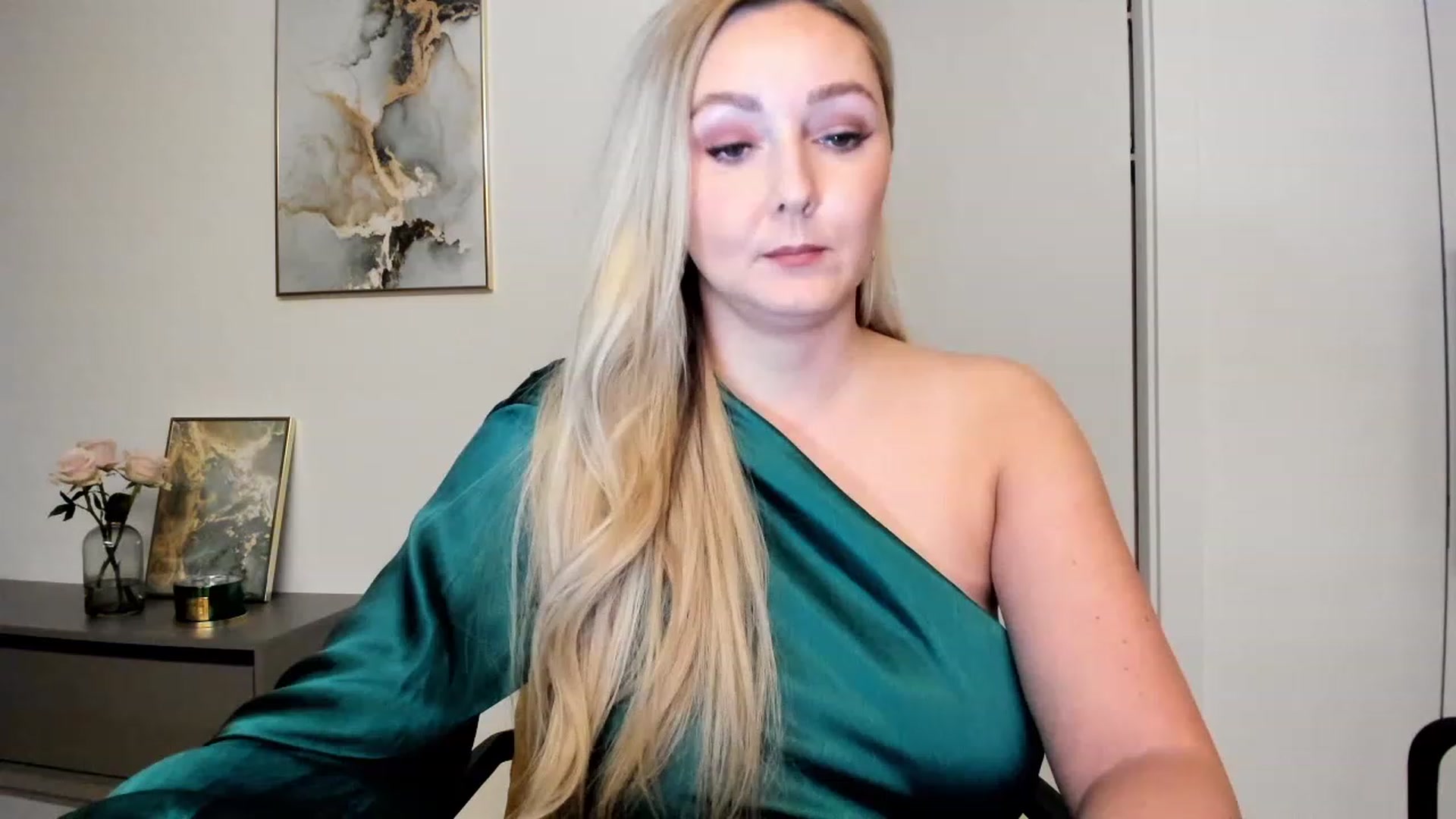 Gallery image thumbnail from Mi_Ha's myfreecams stream on, 11/21/2022, 14:48 image 6 of 20