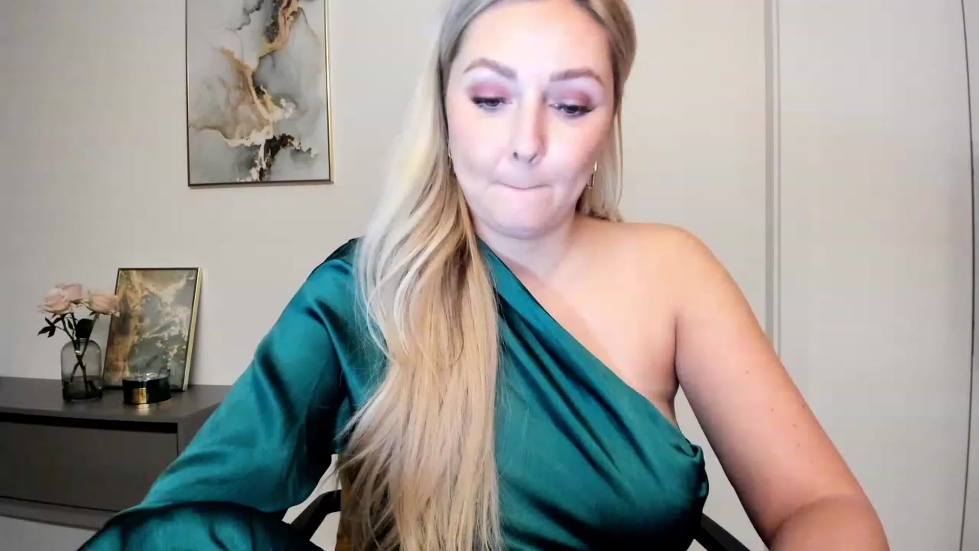 Gallery image thumbnail from Mi_Ha's myfreecams stream on, 11/21/2022, 15:28 image 11 of 20