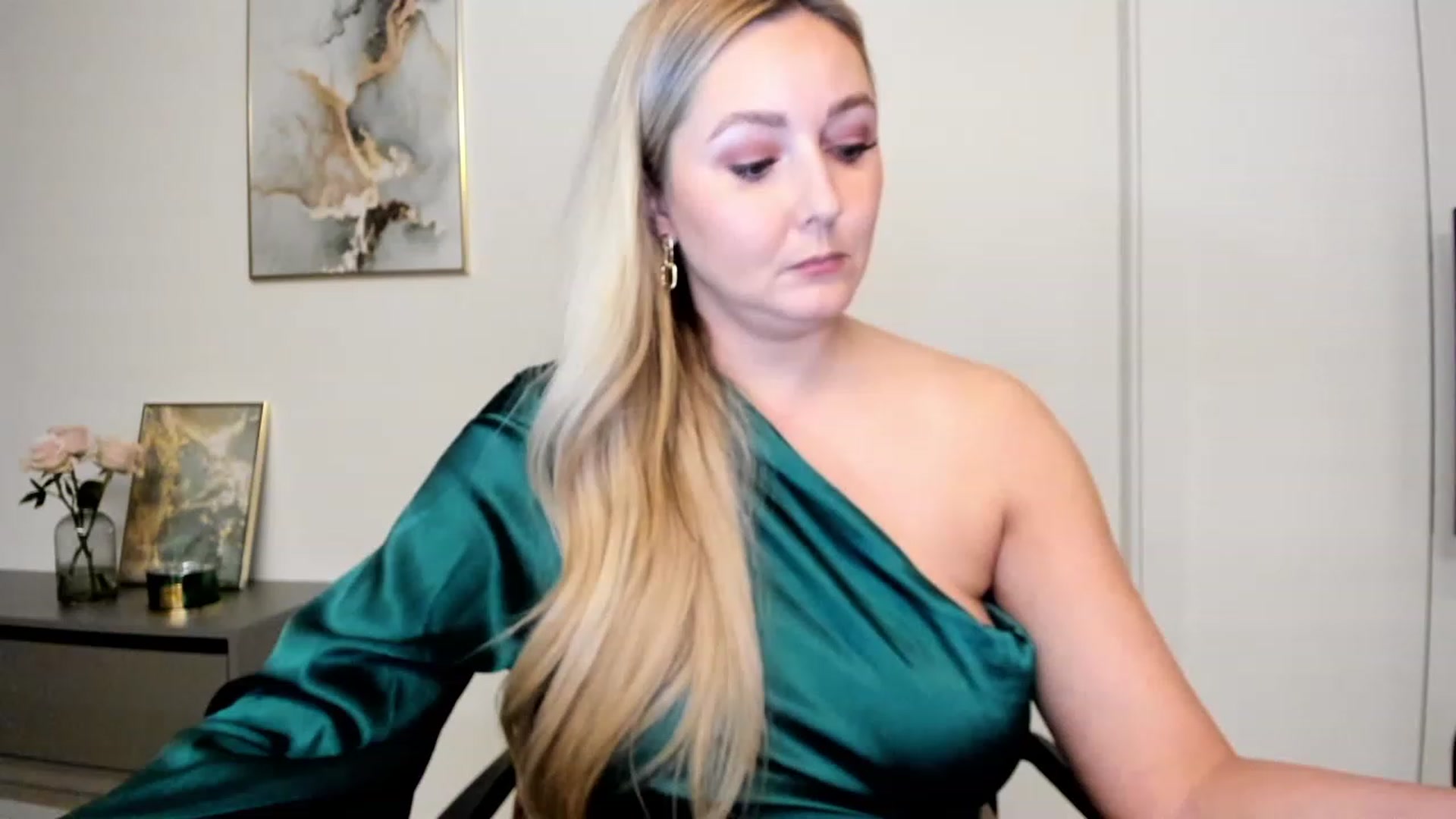Gallery image thumbnail from Mi_Ha's myfreecams stream on, 11/21/2022, 16:34 image 17 of 20
