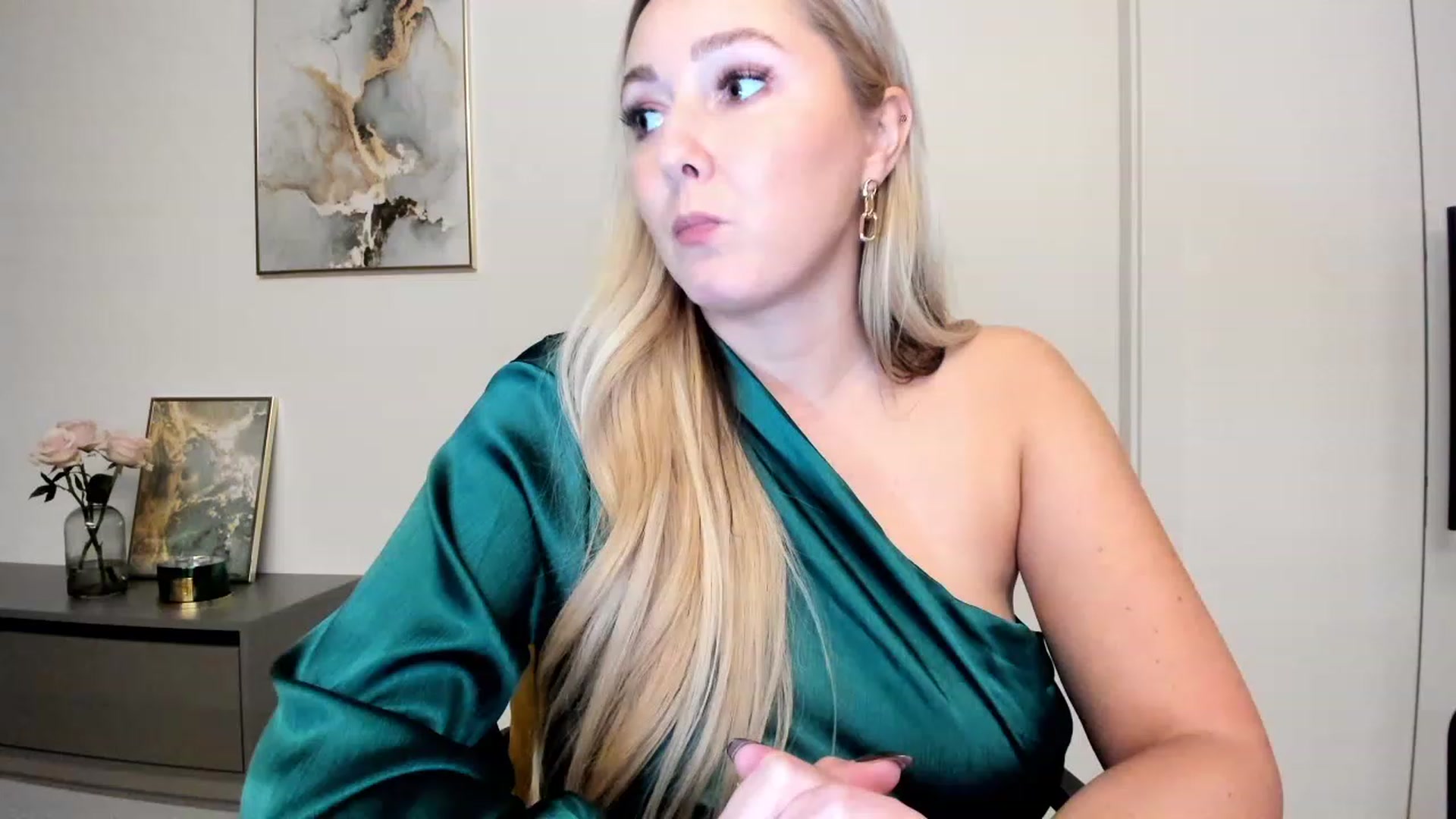 Gallery image thumbnail from Mi_Ha's myfreecams stream on, 11/21/2022, 16:34 image 8 of 20