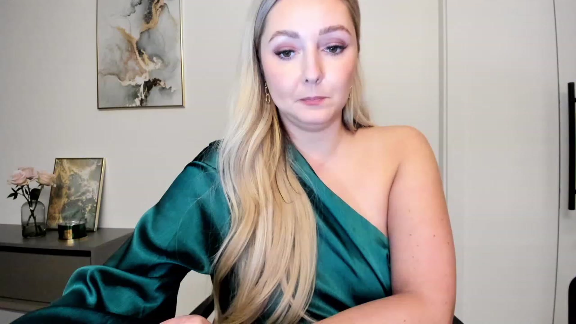 Gallery image thumbnail from Mi_Ha's myfreecams stream on, 11/21/2022, 16:34 image 10 of 20