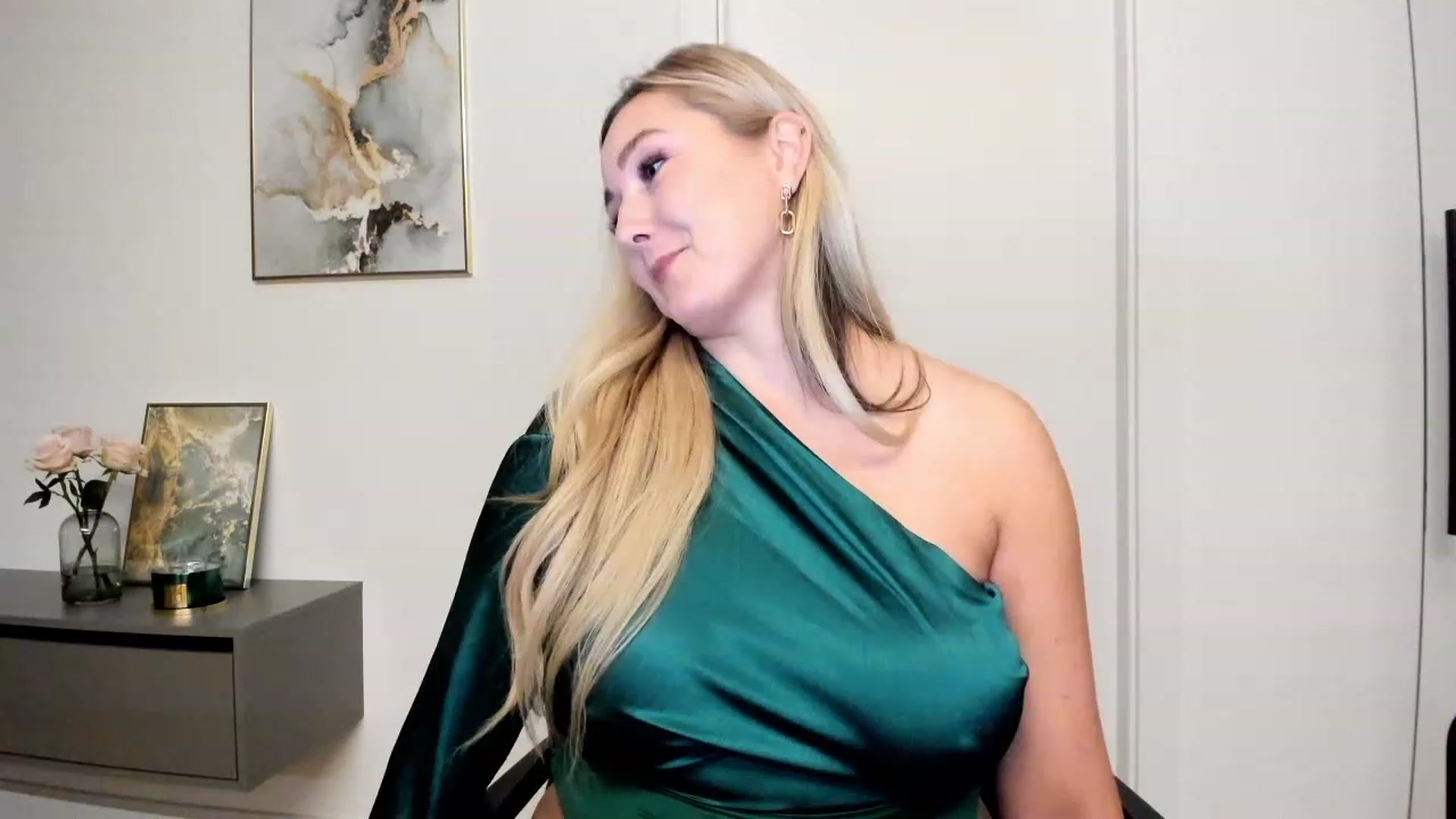 Gallery image thumbnail from Mi_Ha's myfreecams stream on, 11/21/2022, 16:34 image 12 of 20