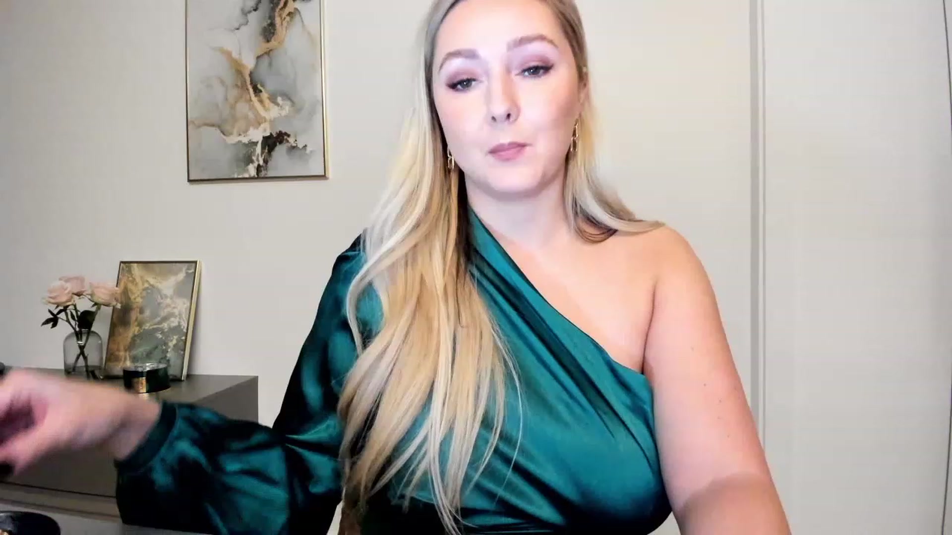 Gallery image thumbnail from Mi_Ha's myfreecams stream on, 11/21/2022, 16:34 image 3 of 20
