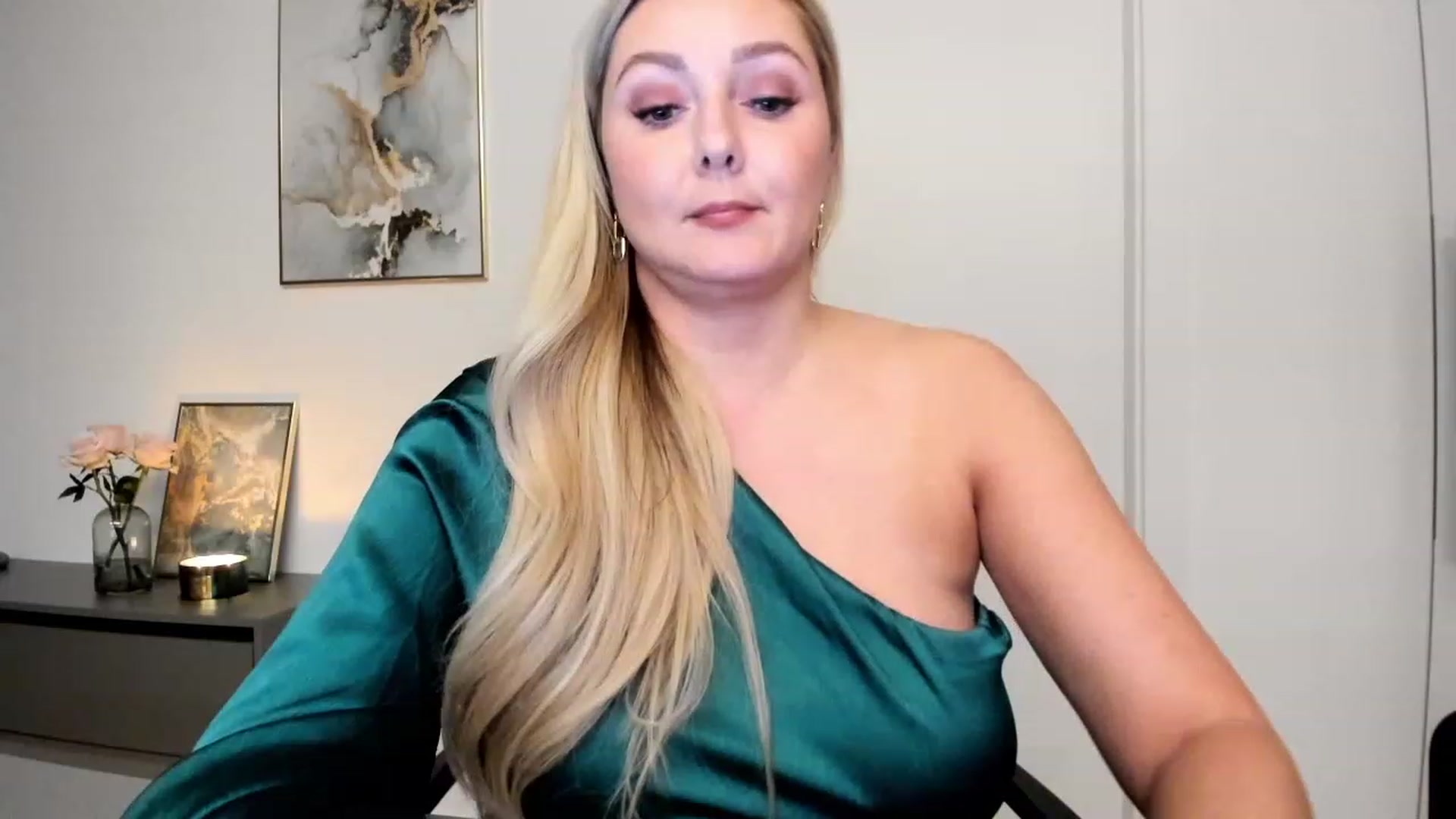 Gallery image thumbnail from Mi_Ha's myfreecams stream on, 11/21/2022, 23:29 image 16 of 20