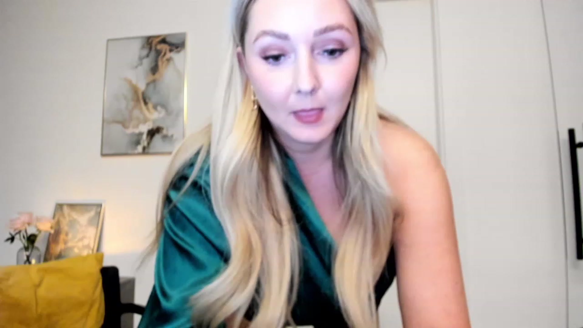 Gallery image thumbnail from Mi_Ha's myfreecams stream on, 11/21/2022, 23:29 image 3 of 20