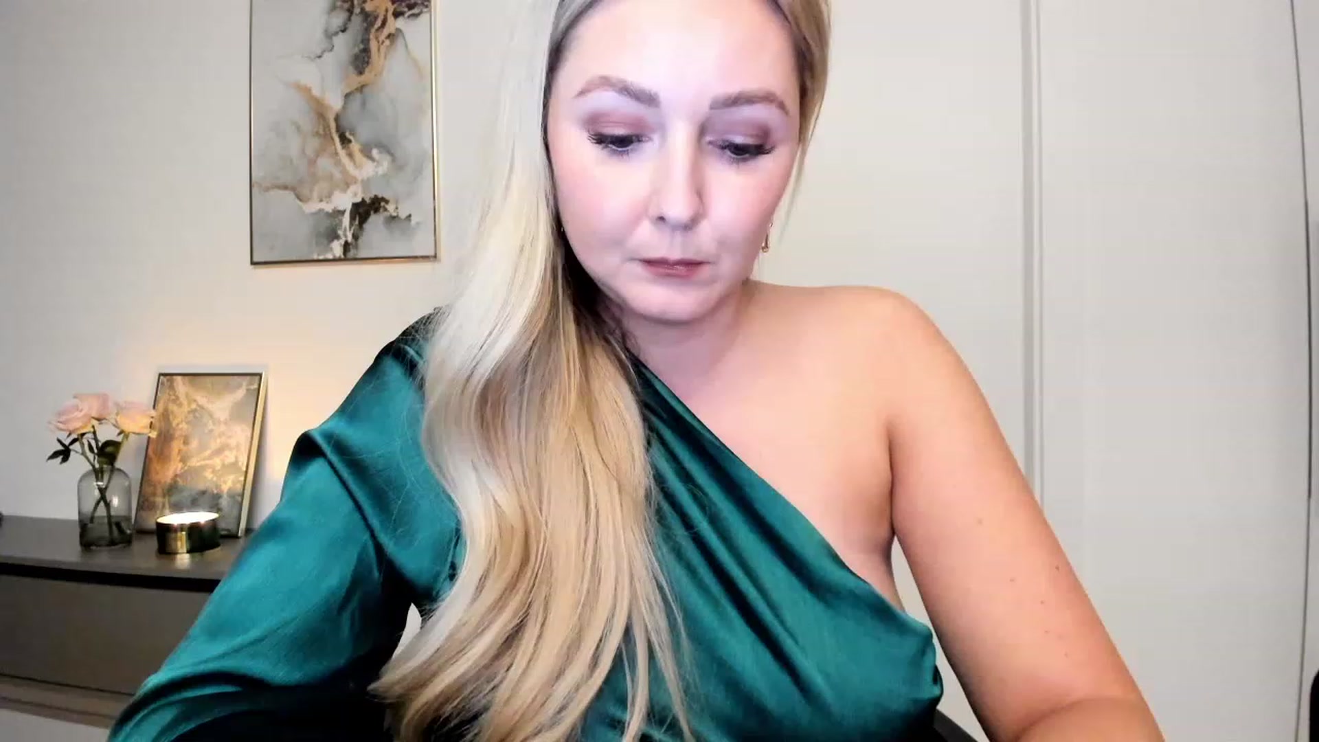 Gallery image thumbnail from Mi_Ha's myfreecams stream on, 11/21/2022, 23:29 image 6 of 20