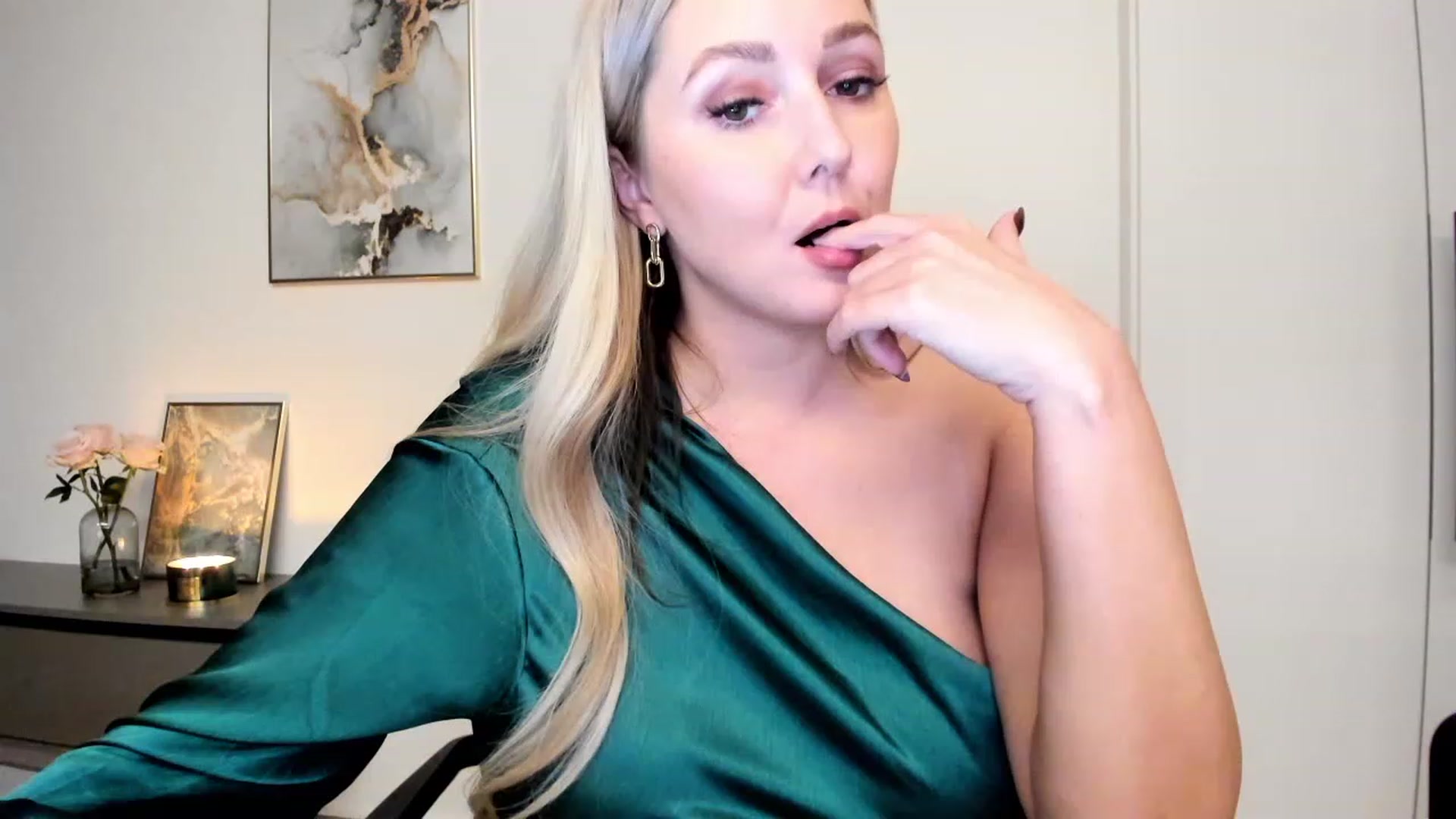 Gallery image thumbnail from Mi_Ha's myfreecams stream on, 11/21/2022, 23:29 image 19 of 20