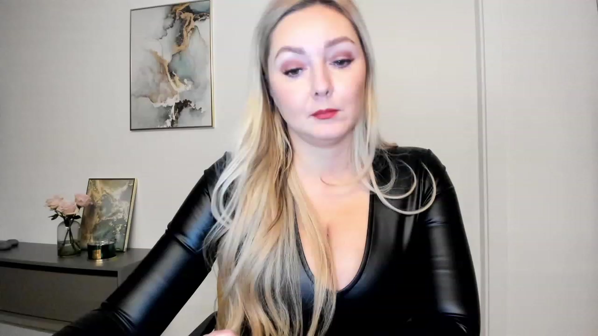 Gallery image thumbnail from Mi_Ha's myfreecams stream on, 11/22/2022, 17:29 image 1 of 20