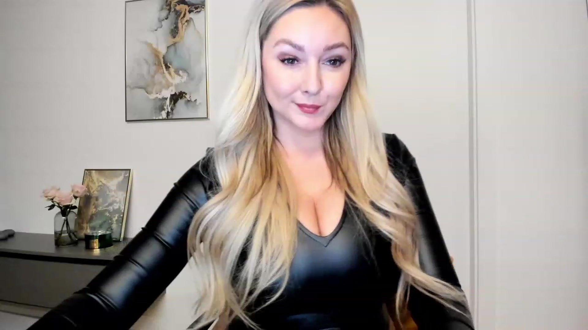 Gallery image thumbnail from Mi_Ha's myfreecams stream on, 11/22/2022, 17:29 image 13 of 20