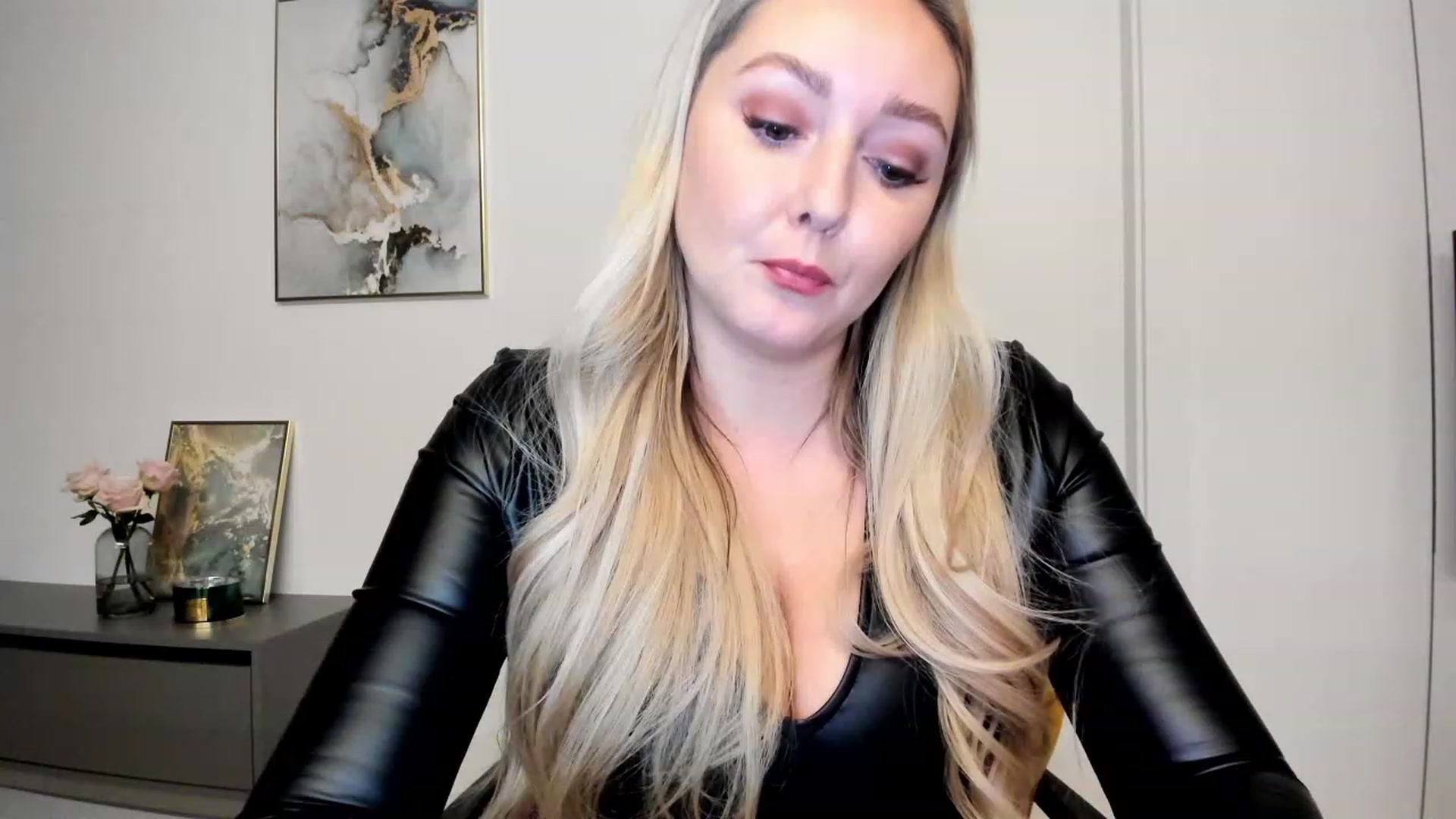 Gallery image thumbnail from Mi_Ha's myfreecams stream on, 11/22/2022, 17:29 image 15 of 20