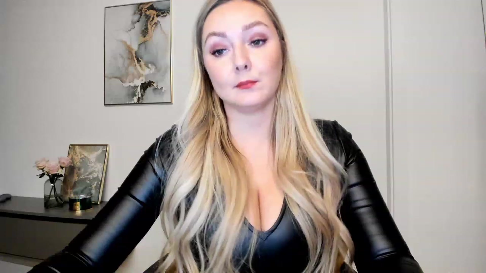 Gallery image thumbnail from Mi_Ha's myfreecams stream on, 11/22/2022, 17:29 image 8 of 20