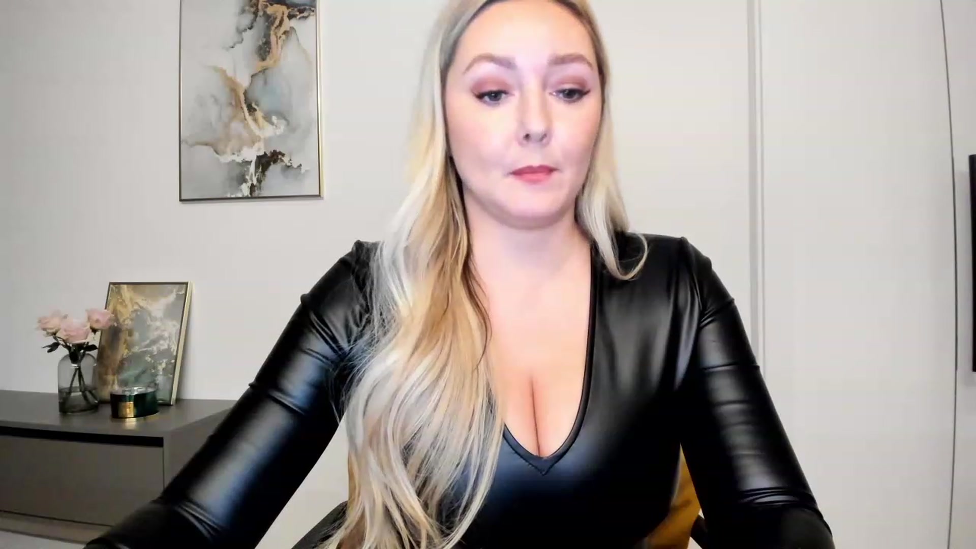 Gallery image thumbnail from Mi_Ha's myfreecams stream on, 11/22/2022, 17:29 image 17 of 20