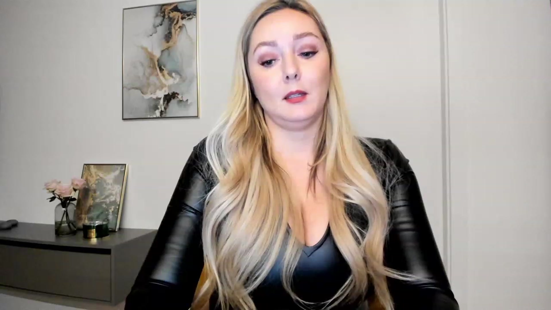 Gallery image thumbnail from Mi_Ha's myfreecams stream on, 11/22/2022, 17:29 image 10 of 20