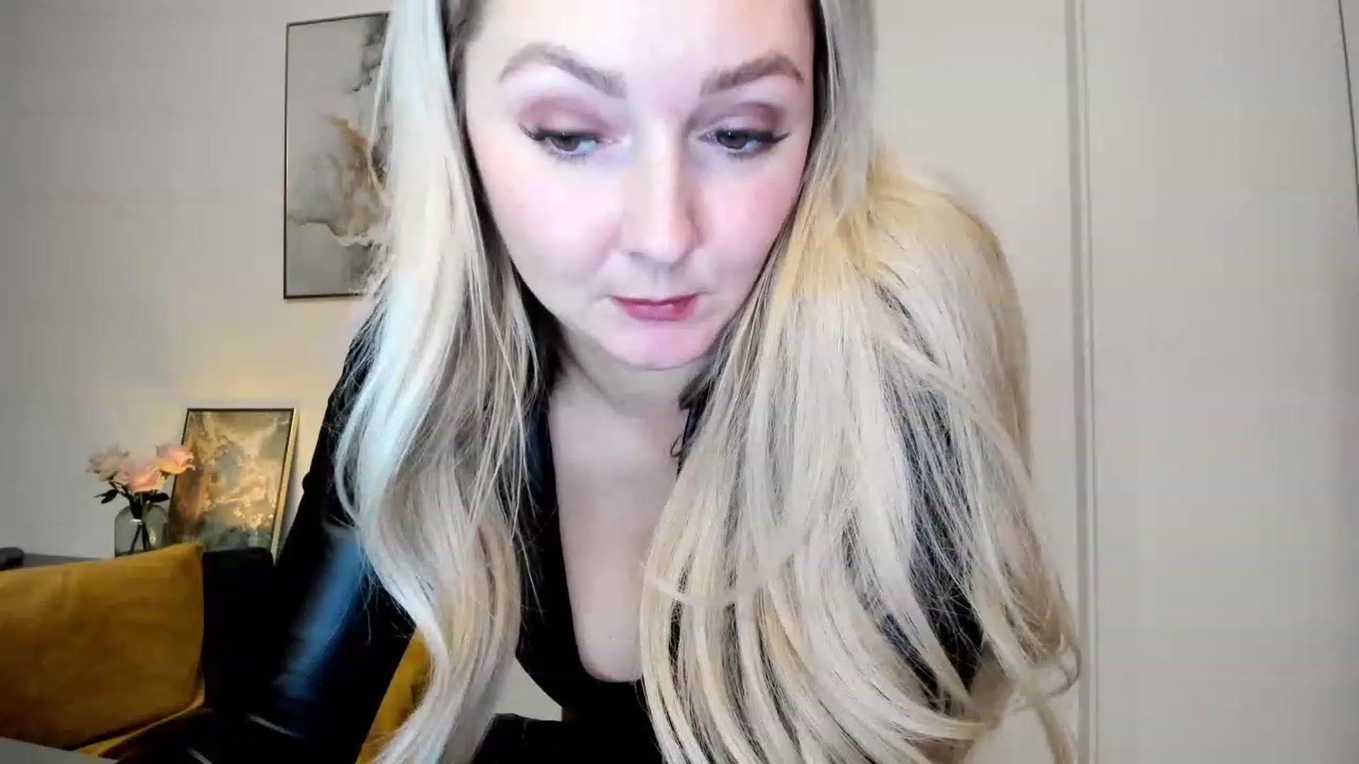 Gallery image thumbnail from Mi_Ha's myfreecams stream on, 11/22/2022, 23:40 image 12 of 20