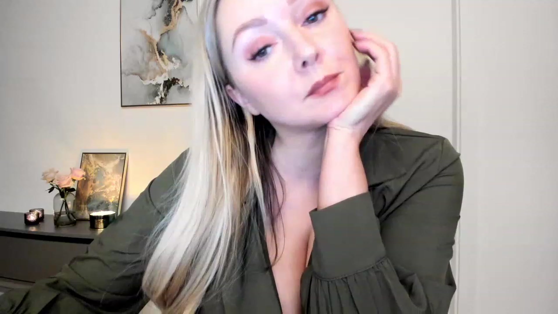 Gallery image thumbnail from Mi_Ha's myfreecams stream on, 11/23/2022, 22:40 image 17 of 20