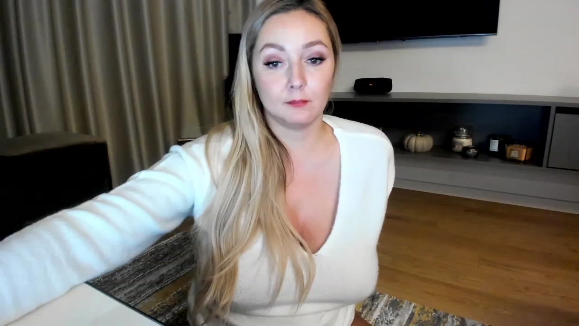 Gallery image thumbnail from Mi_Ha's myfreecams stream on, 11/30/2022, 23:04 image 5 of 20