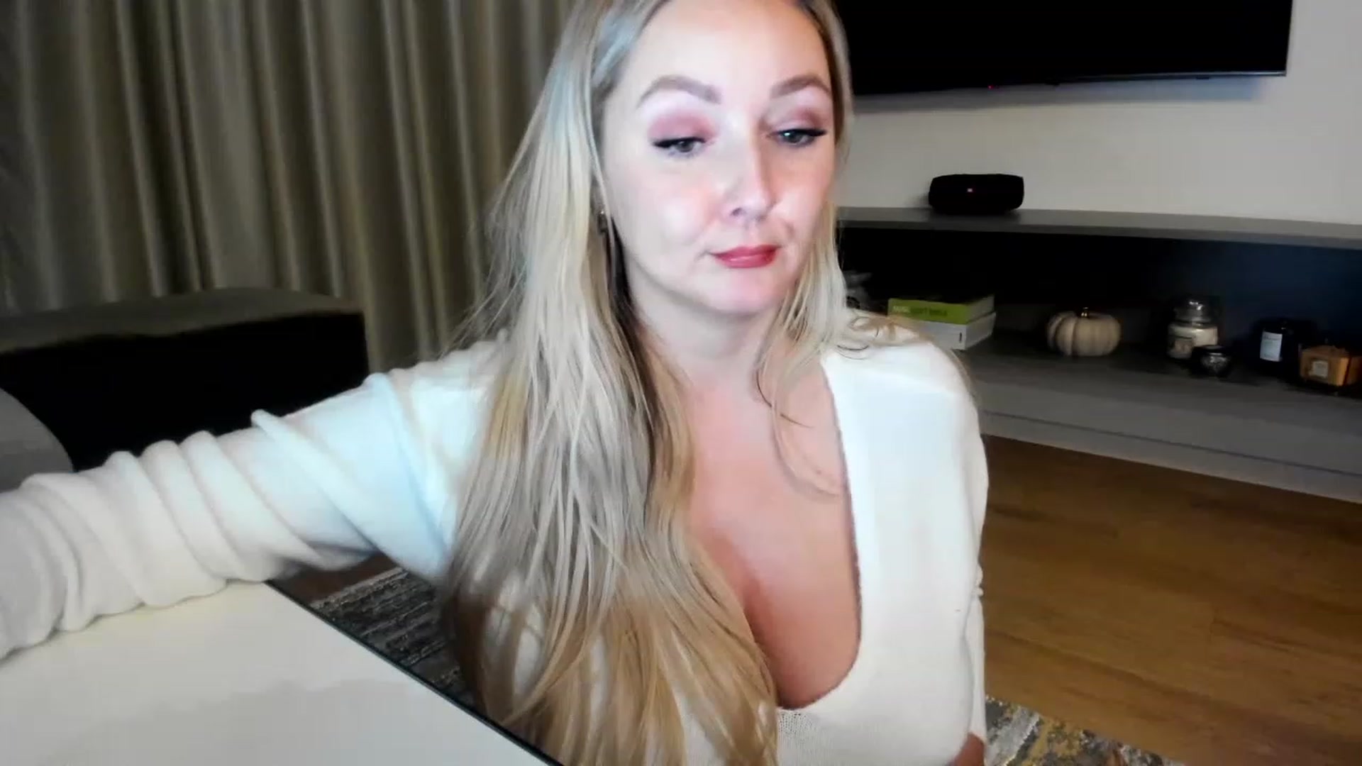Gallery image thumbnail from Mi_Ha's myfreecams stream on, 11/30/2022, 23:04 image 18 of 20