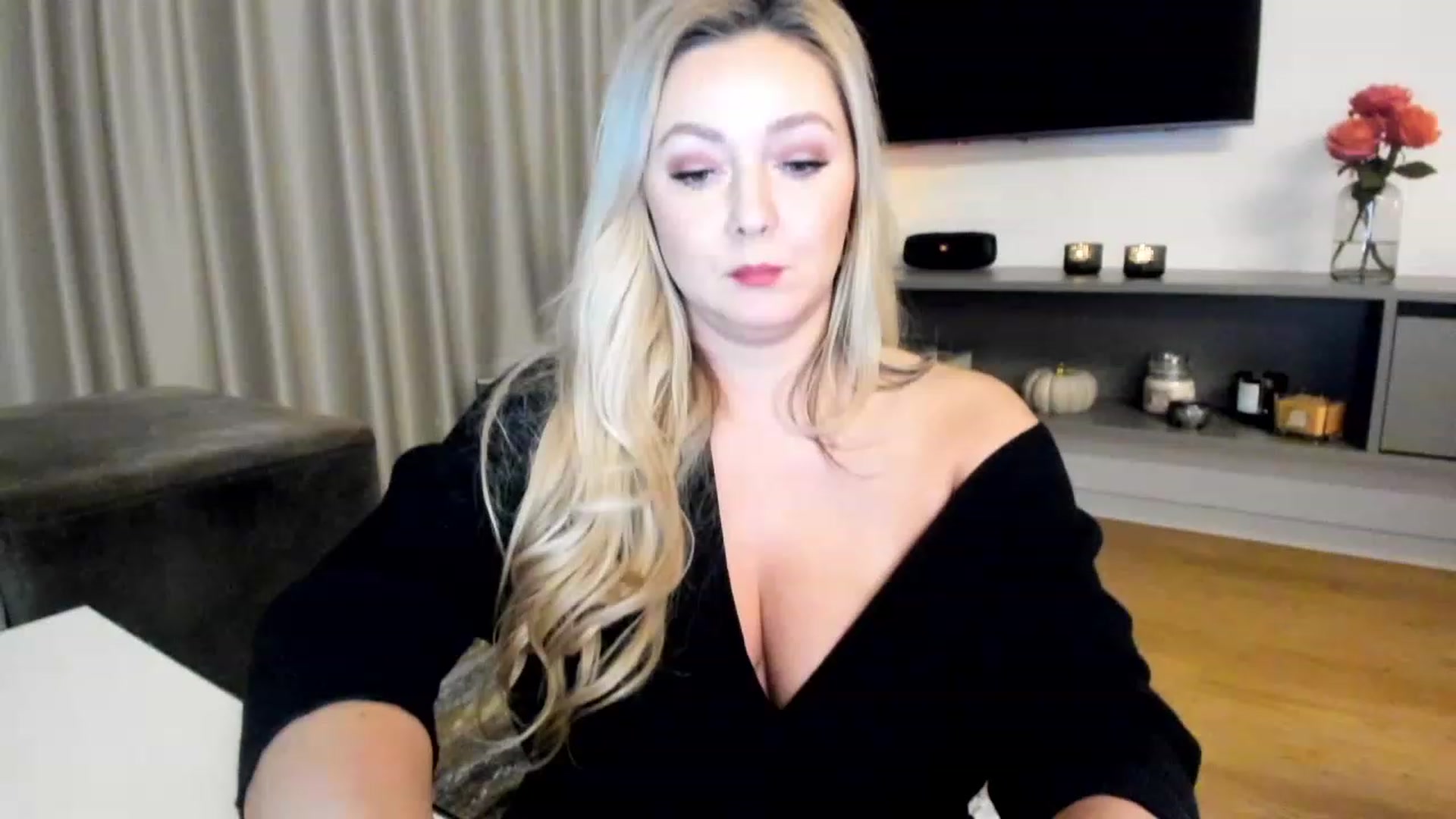 Gallery image thumbnail from Mi_Ha's myfreecams stream on, 12/01/2022, 15:37 image 5 of 20