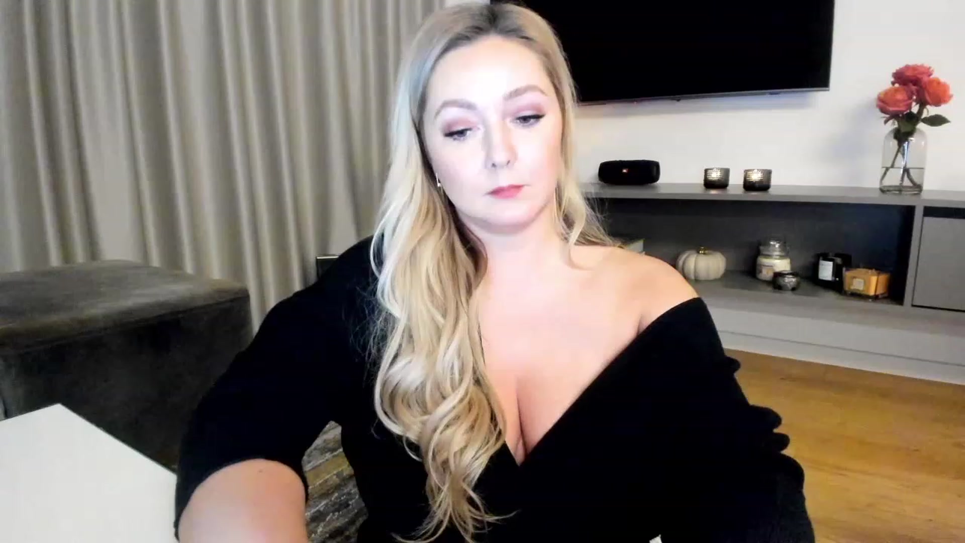 Gallery image thumbnail from Mi_Ha's myfreecams stream on, 12/01/2022, 15:37 image 13 of 20