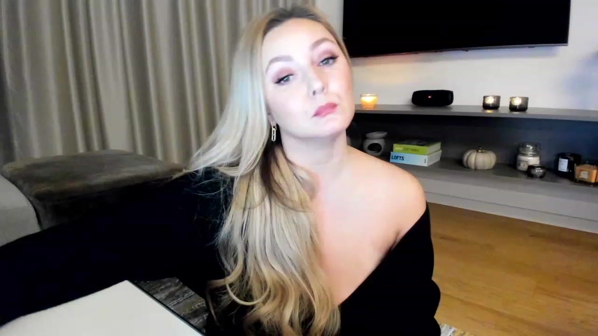 Gallery image thumbnail from Mi_Ha's myfreecams stream on, 12/01/2022, 15:55 image 17 of 20
