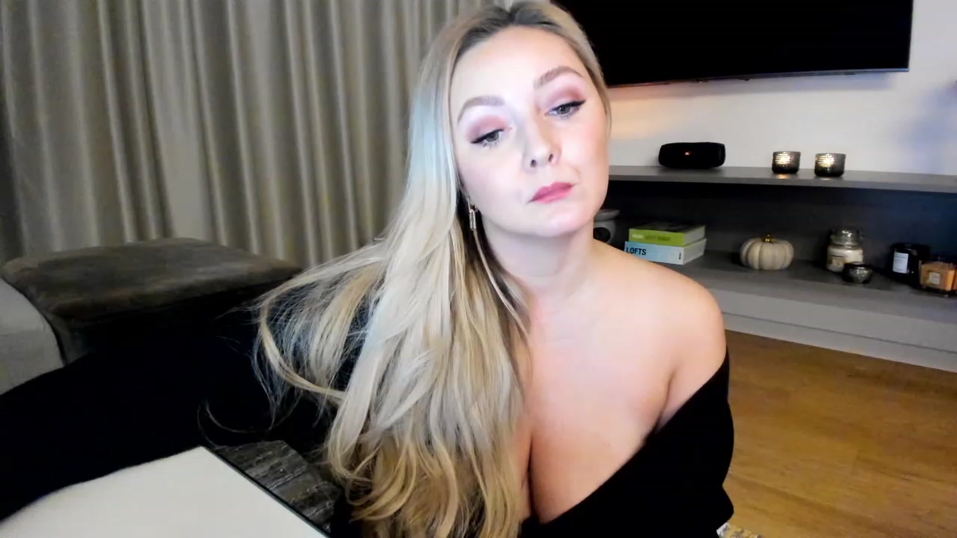 Gallery image thumbnail from Mi_Ha's myfreecams stream on, 12/01/2022, 15:55 image 12 of 20
