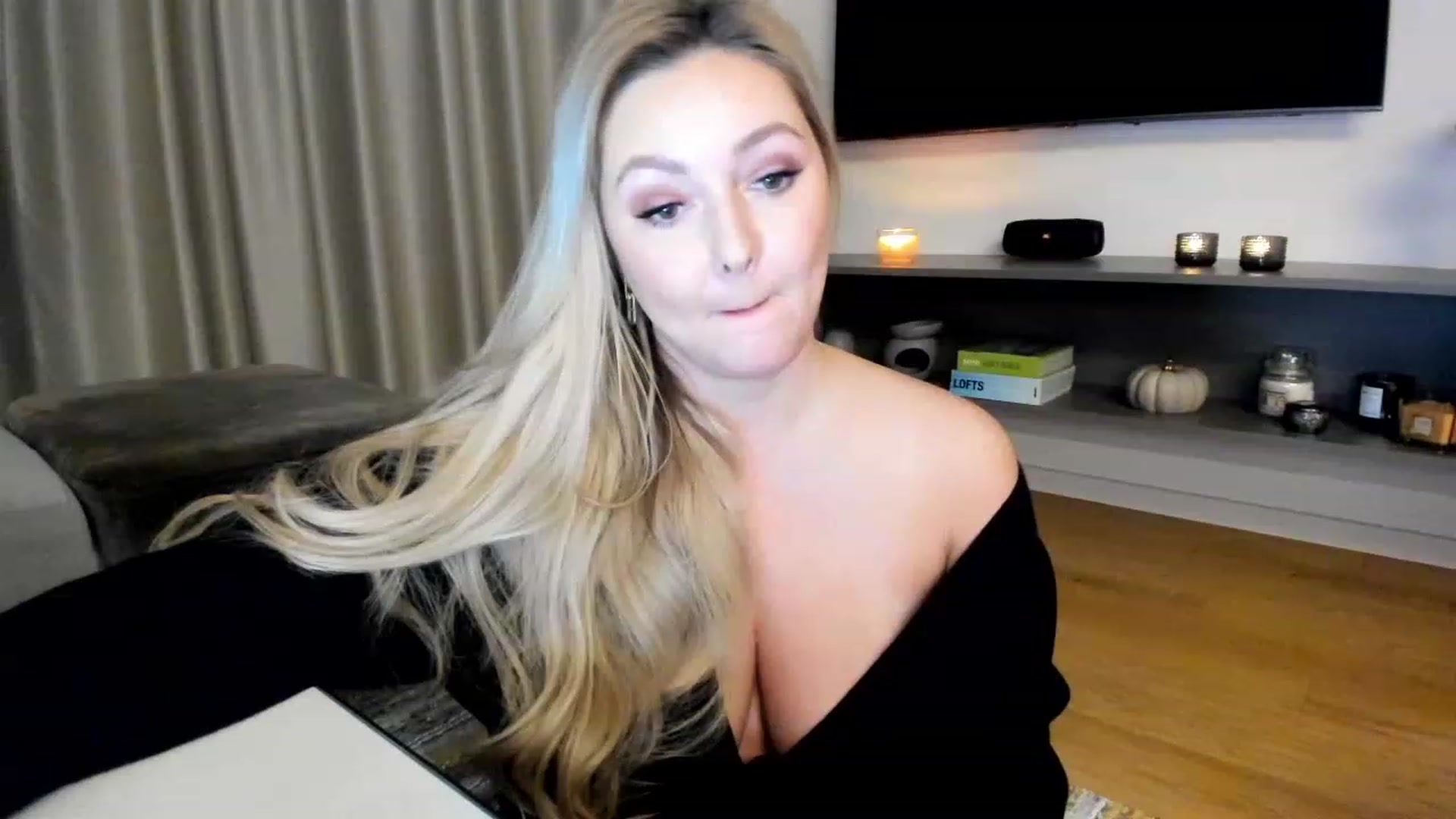 Gallery image thumbnail from Mi_Ha's myfreecams stream on, 12/01/2022, 15:55 image 18 of 20