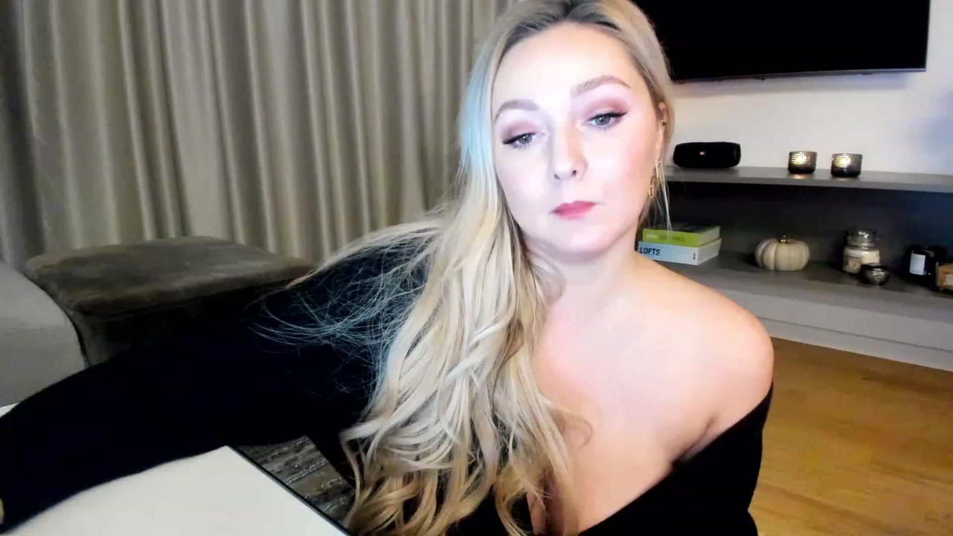 Gallery image thumbnail from Mi_Ha's myfreecams stream on, 12/01/2022, 15:55 image 8 of 20