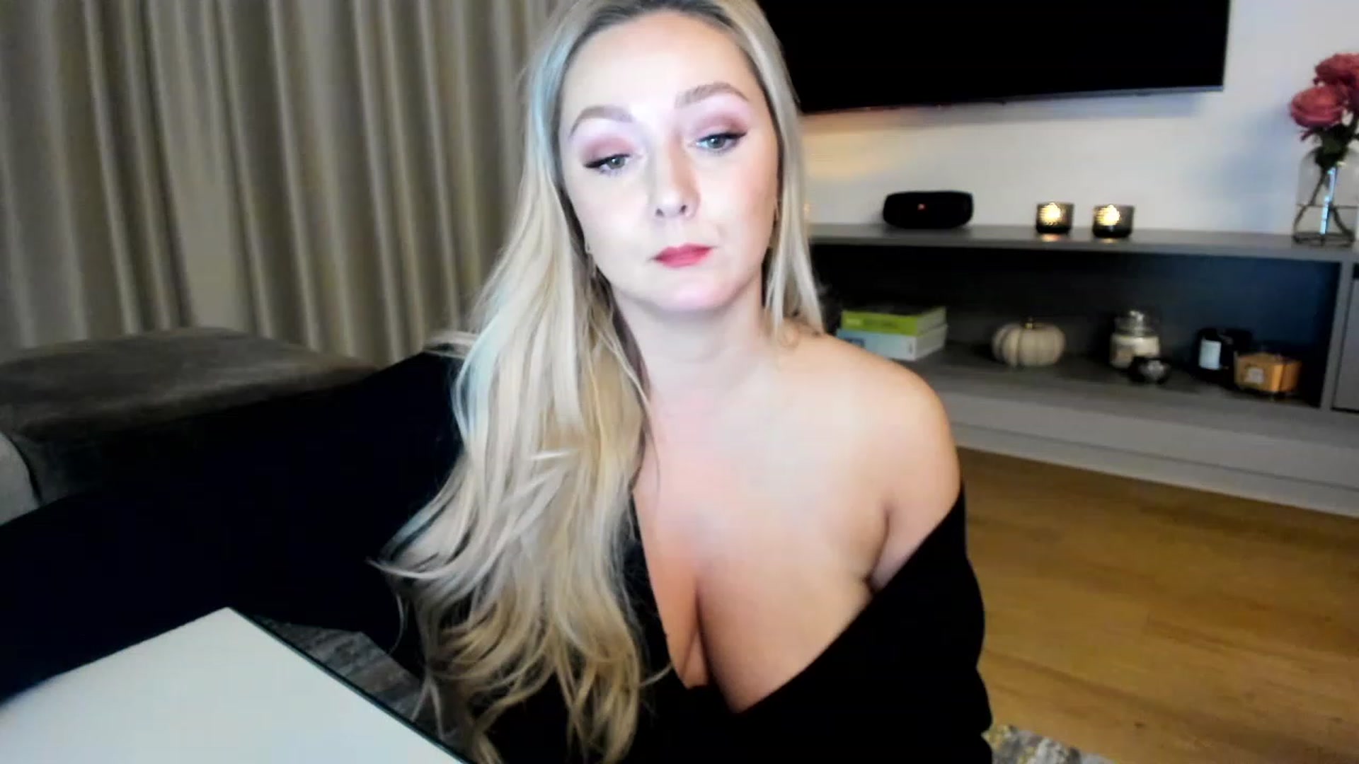 Gallery image thumbnail from Mi_Ha's myfreecams stream on, 12/01/2022, 16:52 image 17 of 20