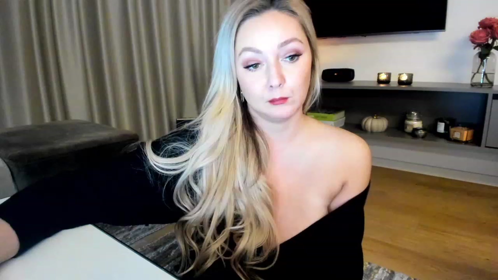 Gallery image thumbnail from Mi_Ha's myfreecams stream on, 12/01/2022, 16:52 image 8 of 20