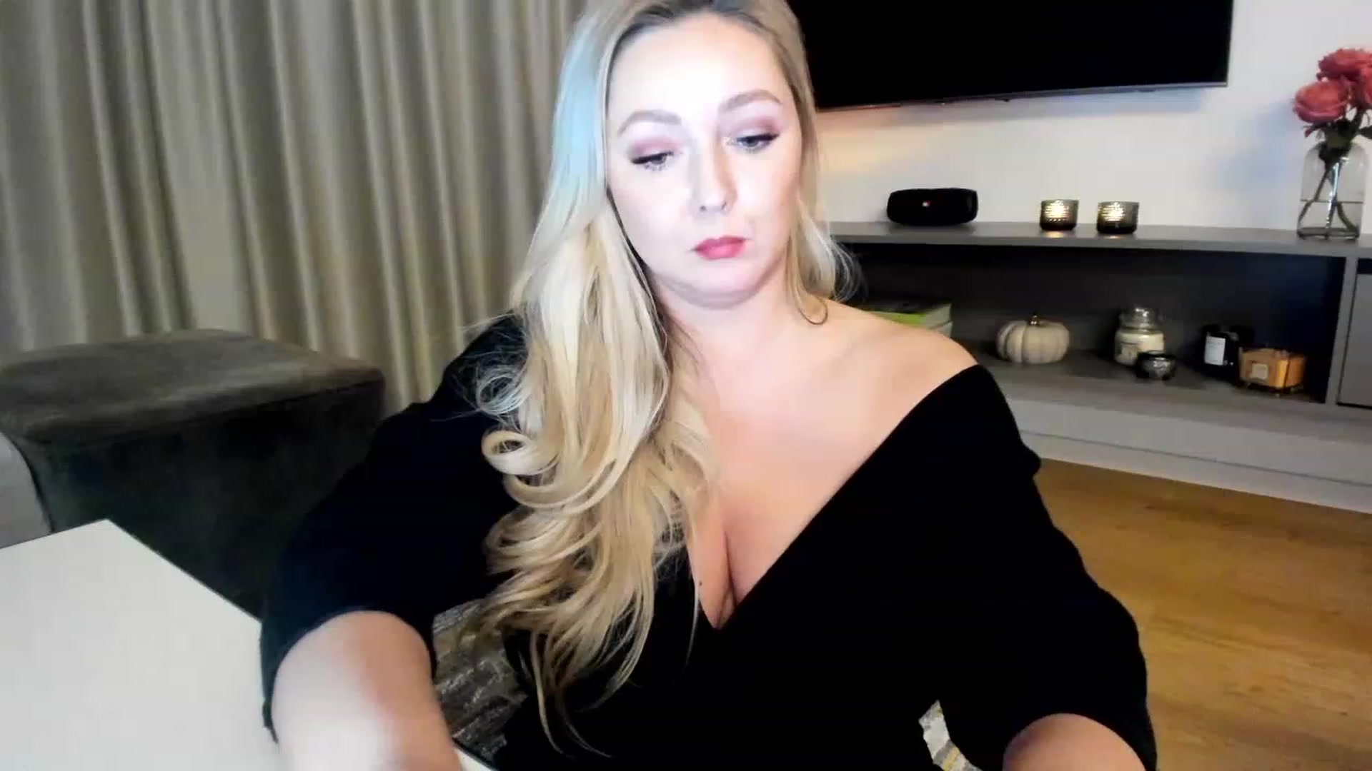 Gallery image thumbnail from Mi_Ha's myfreecams stream on, 12/01/2022, 16:52 image 11 of 20