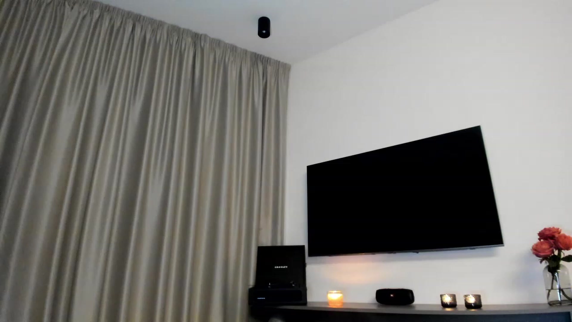 Gallery image thumbnail from Mi_Ha's myfreecams stream on, 12/01/2022, 16:52 image 15 of 20