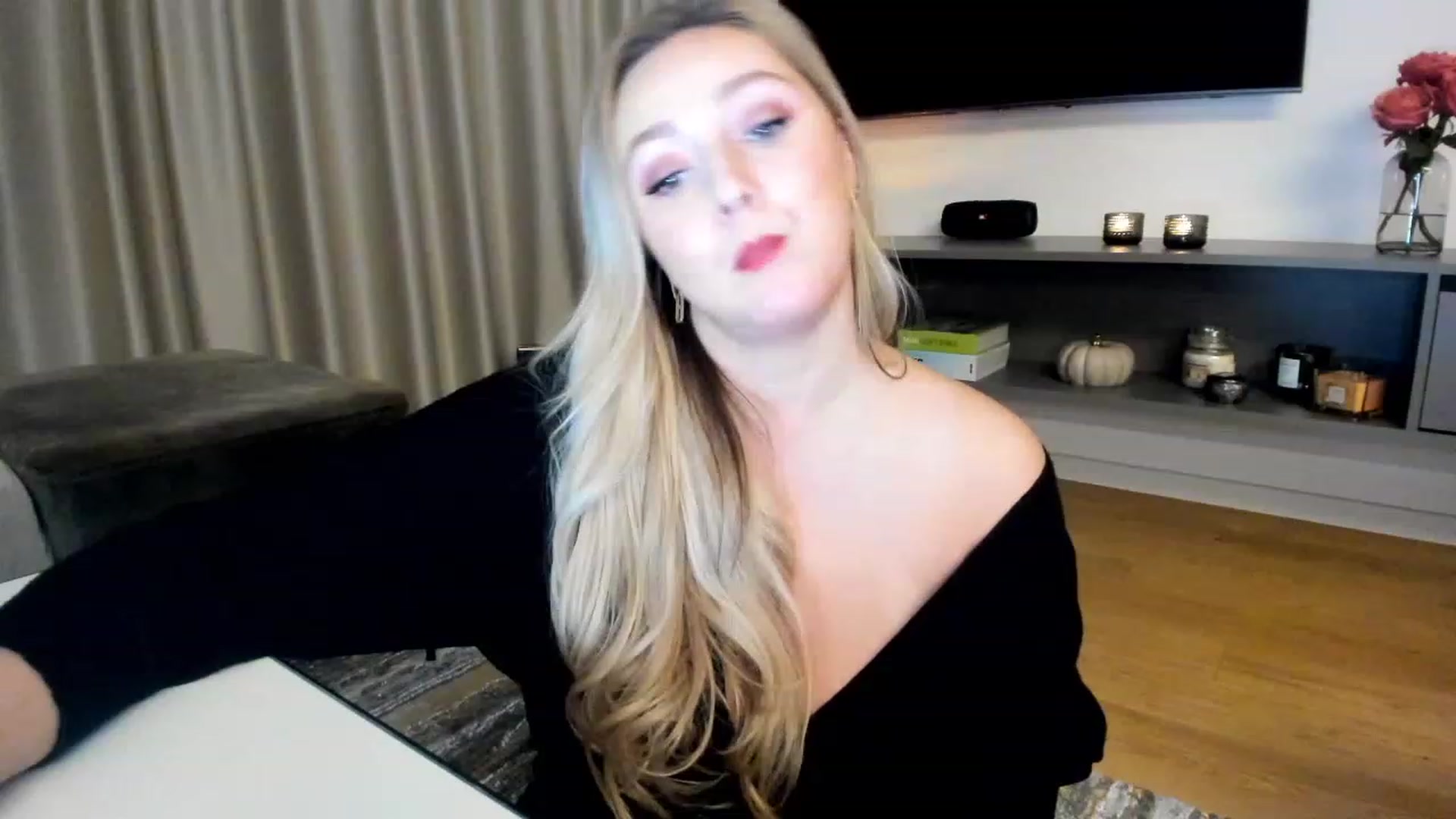 Gallery image thumbnail from Mi_Ha's myfreecams stream on, 12/01/2022, 16:52 image 12 of 20