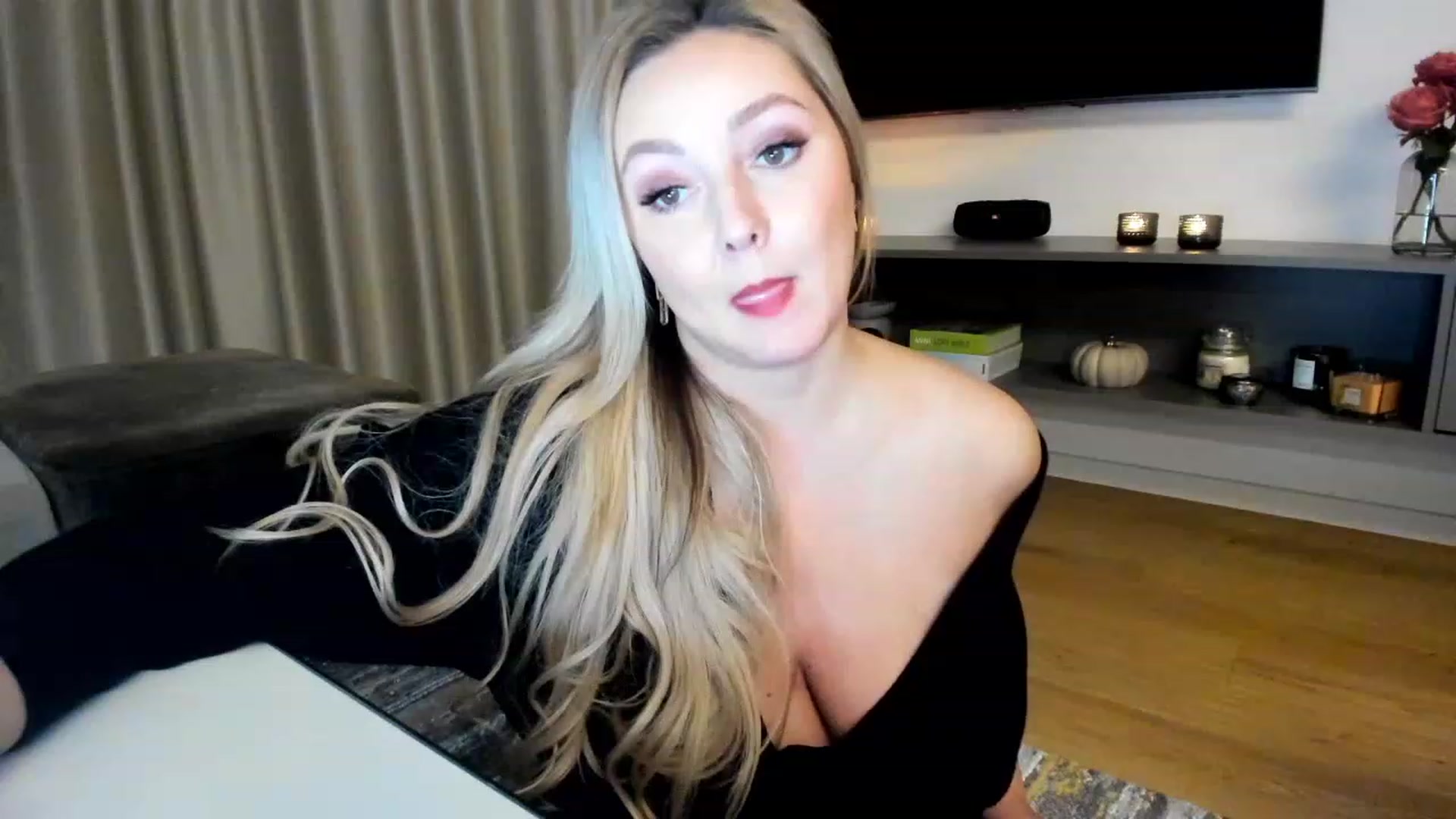 Gallery image thumbnail from Mi_Ha's myfreecams stream on, 12/01/2022, 16:52 image 6 of 20