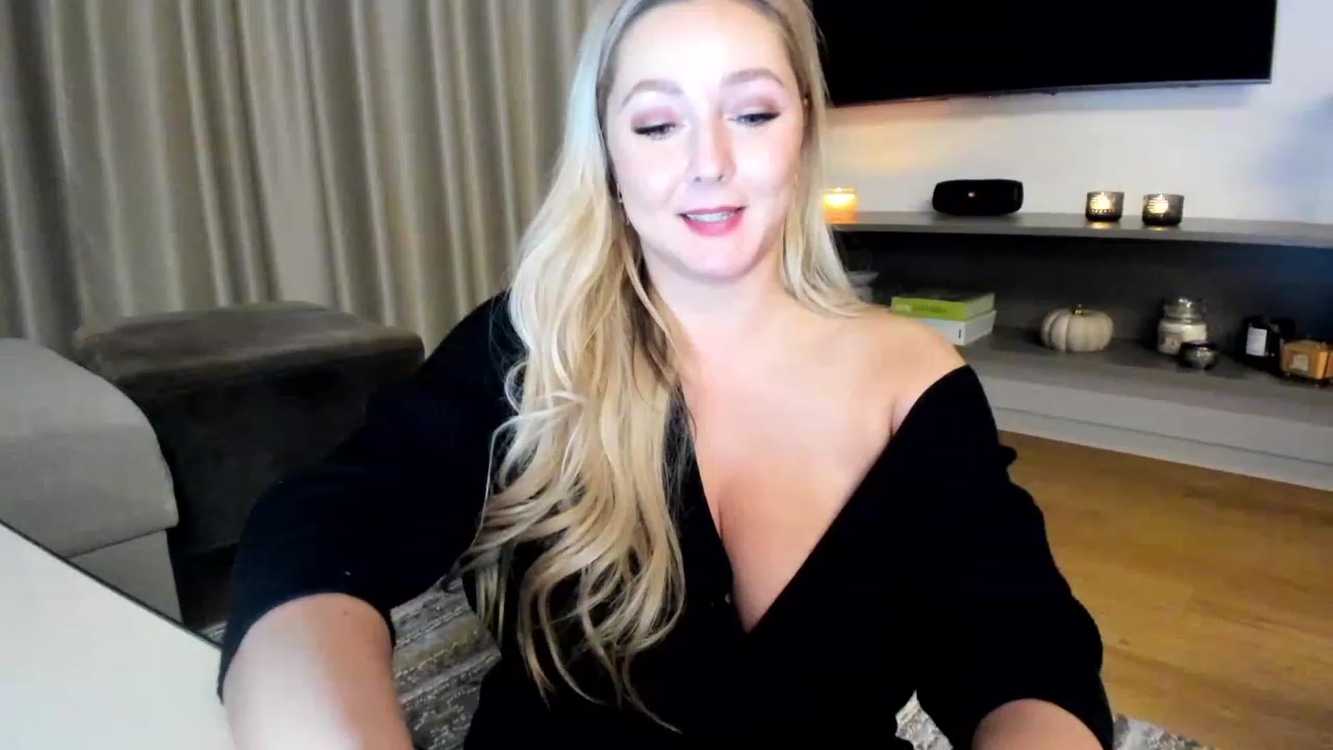 Gallery image thumbnail from Mi_Ha's myfreecams stream on, 12/01/2022, 17:30 image 2 of 20