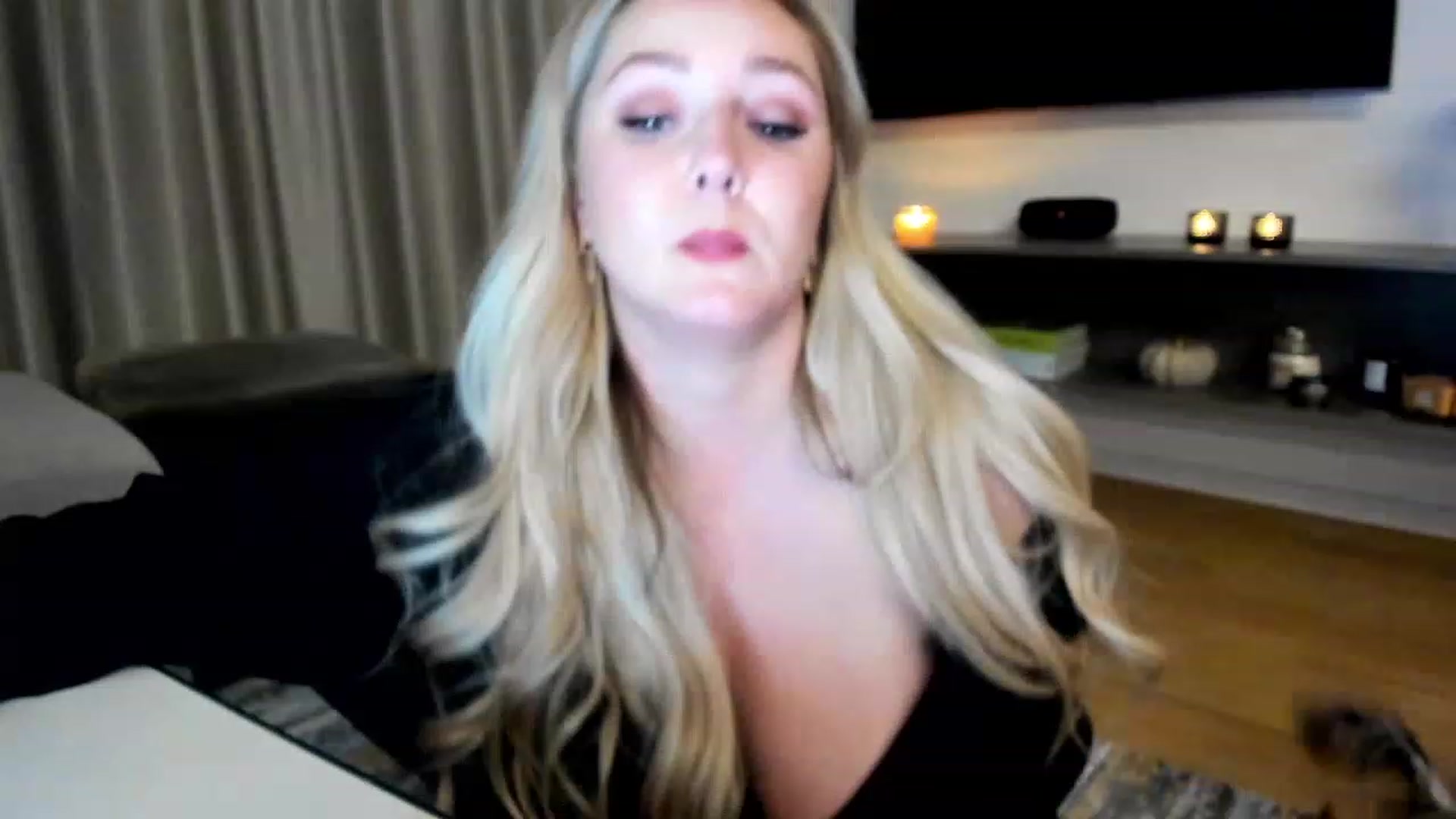 Gallery image thumbnail from Mi_Ha's myfreecams stream on, 12/01/2022, 17:30 image 20 of 20