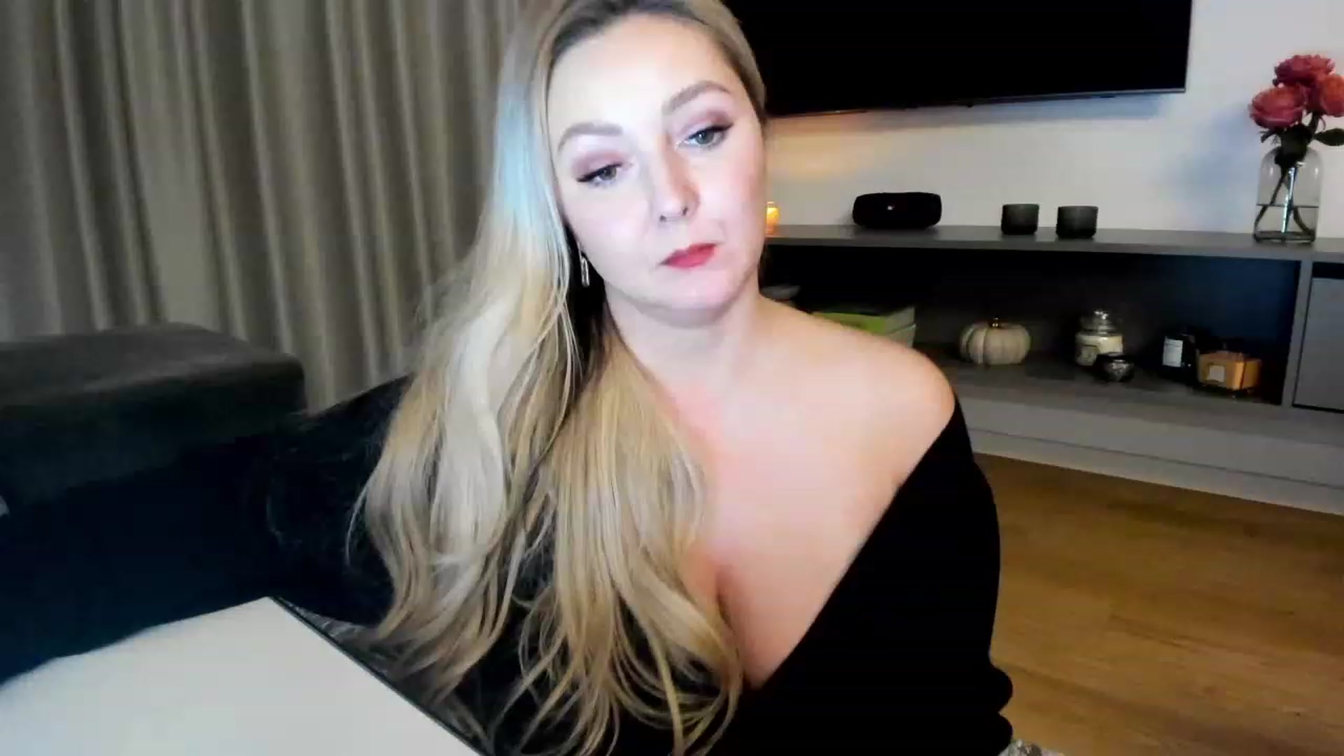 Gallery image thumbnail from Mi_Ha's myfreecams stream on, 12/01/2022, 22:25 image 7 of 20