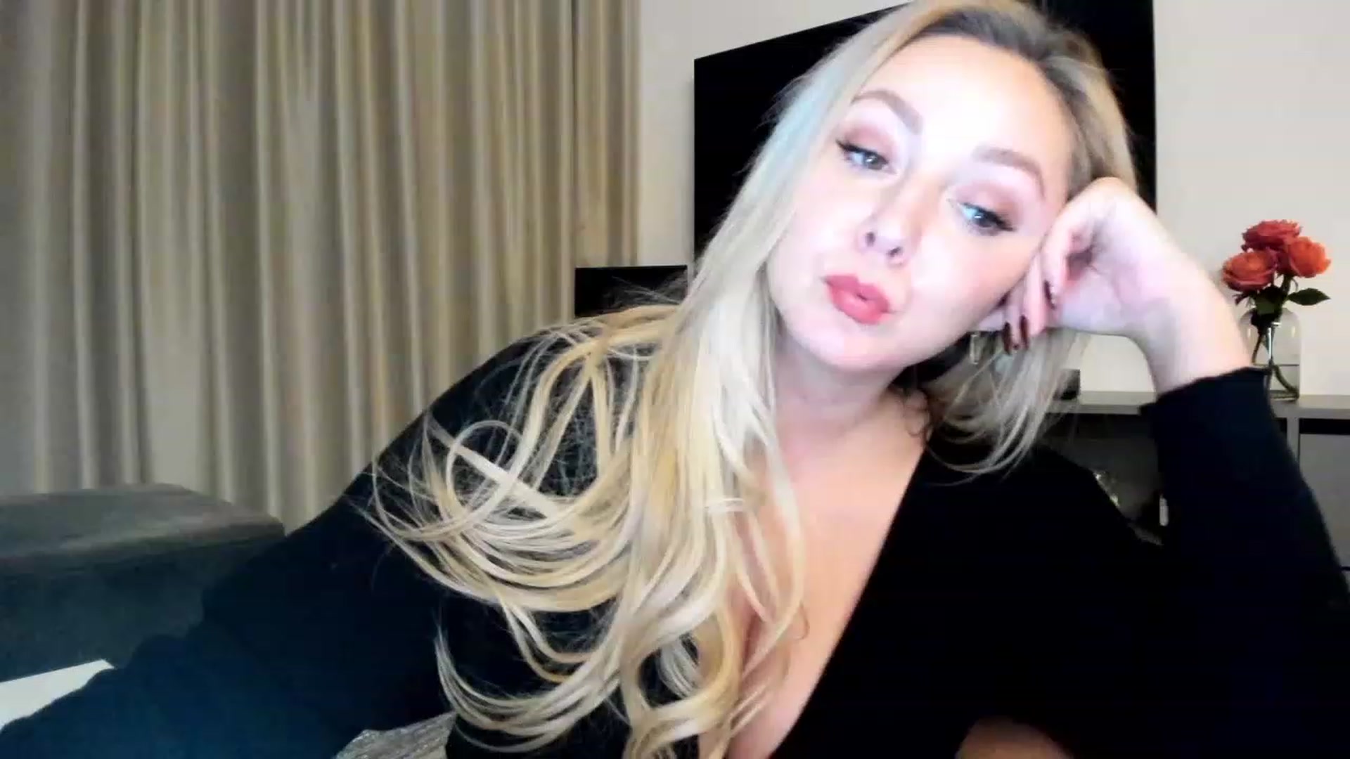 Gallery image thumbnail from Mi_Ha's myfreecams stream on, 12/01/2022, 22:25 image 10 of 20
