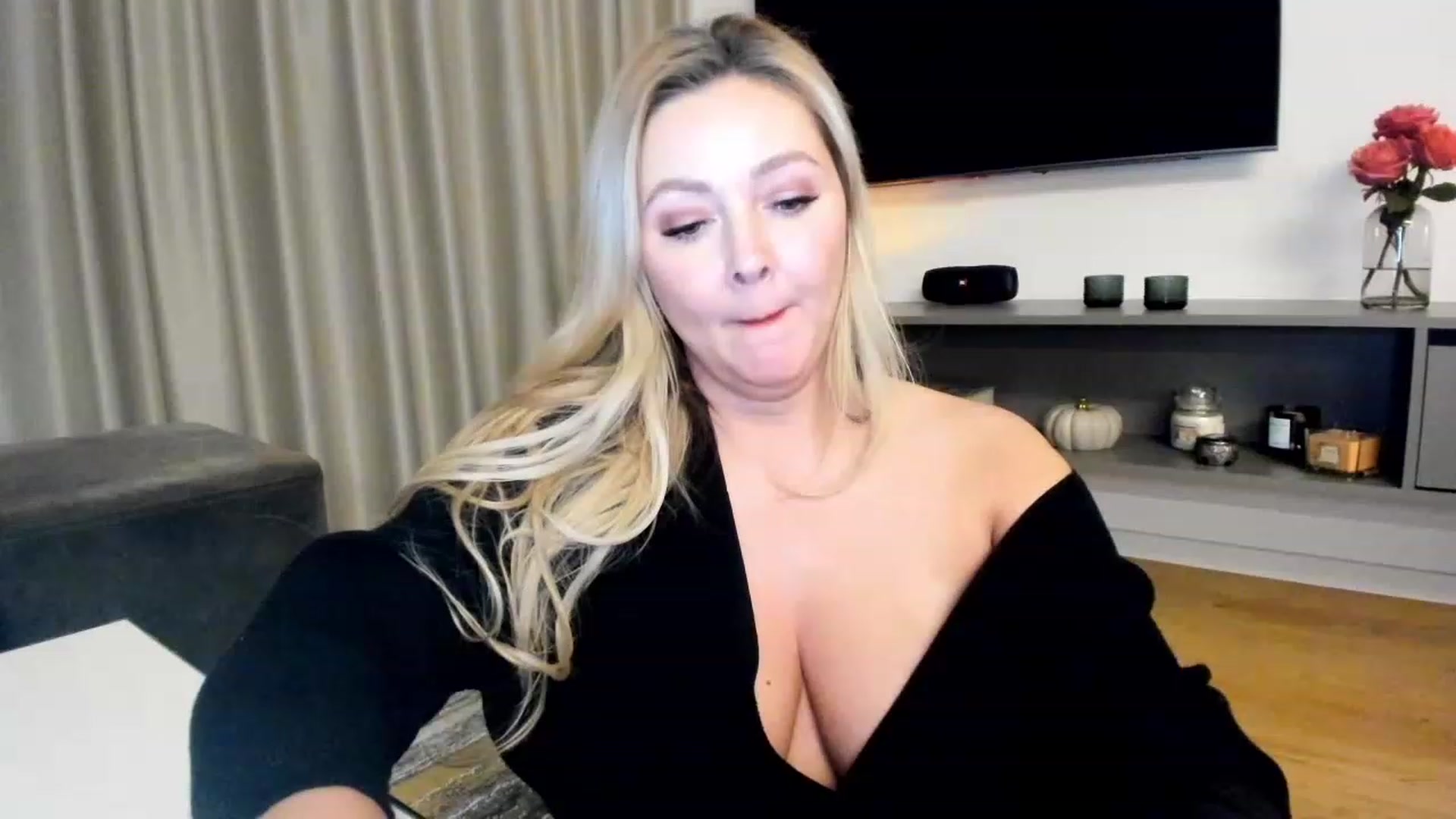 Gallery image thumbnail from Mi_Ha's myfreecams stream on, 12/01/2022, 22:25 image 13 of 20