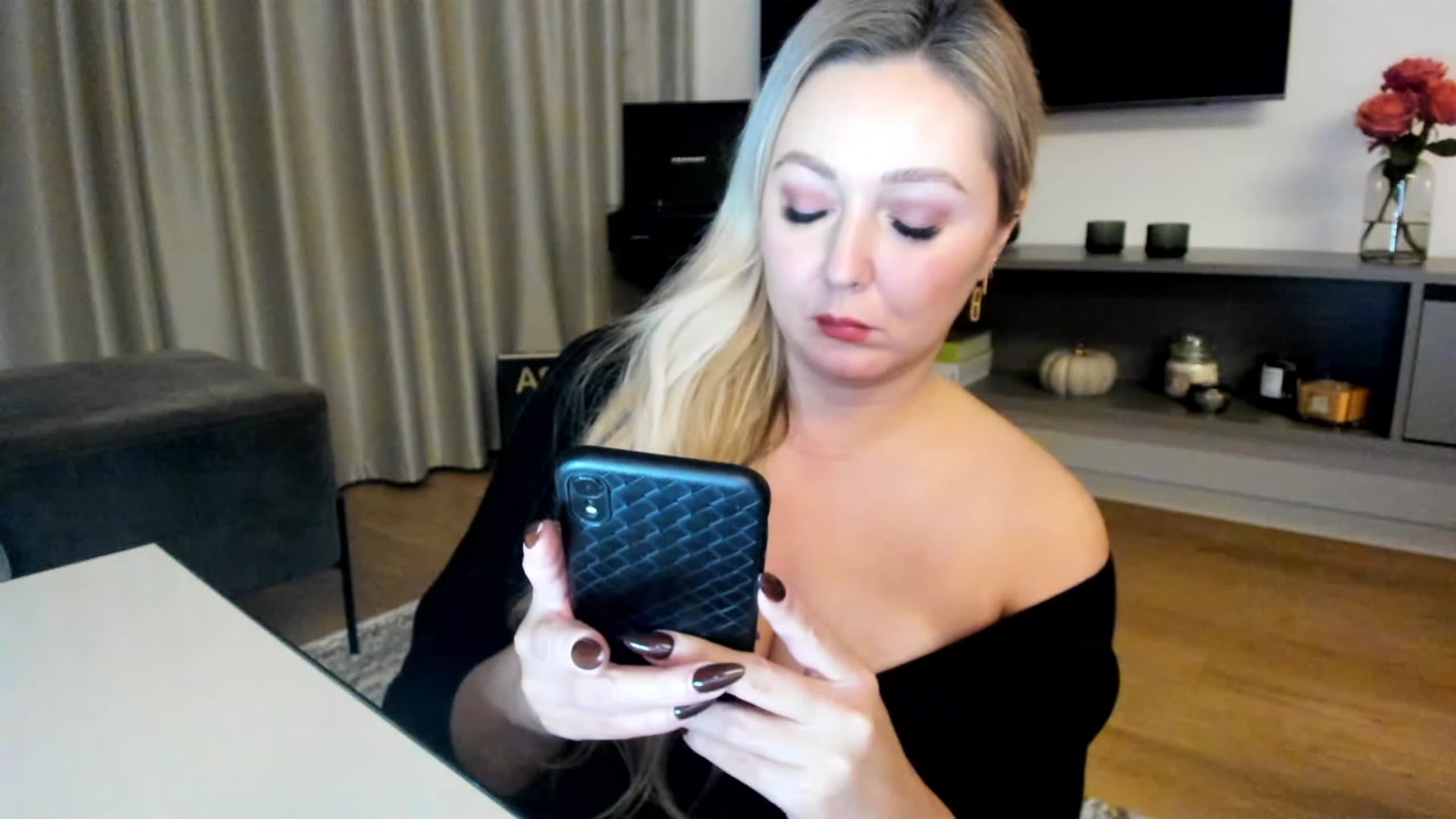 Gallery image thumbnail from Mi_Ha's myfreecams stream on, 12/01/2022, 22:25 image 2 of 20